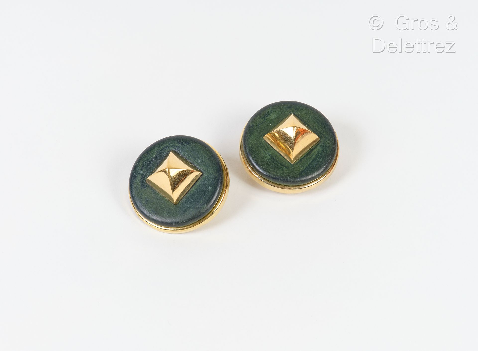 Null HERMES Paris - Pair of circular ear clips in gilded metal with green lambsk&hellip;