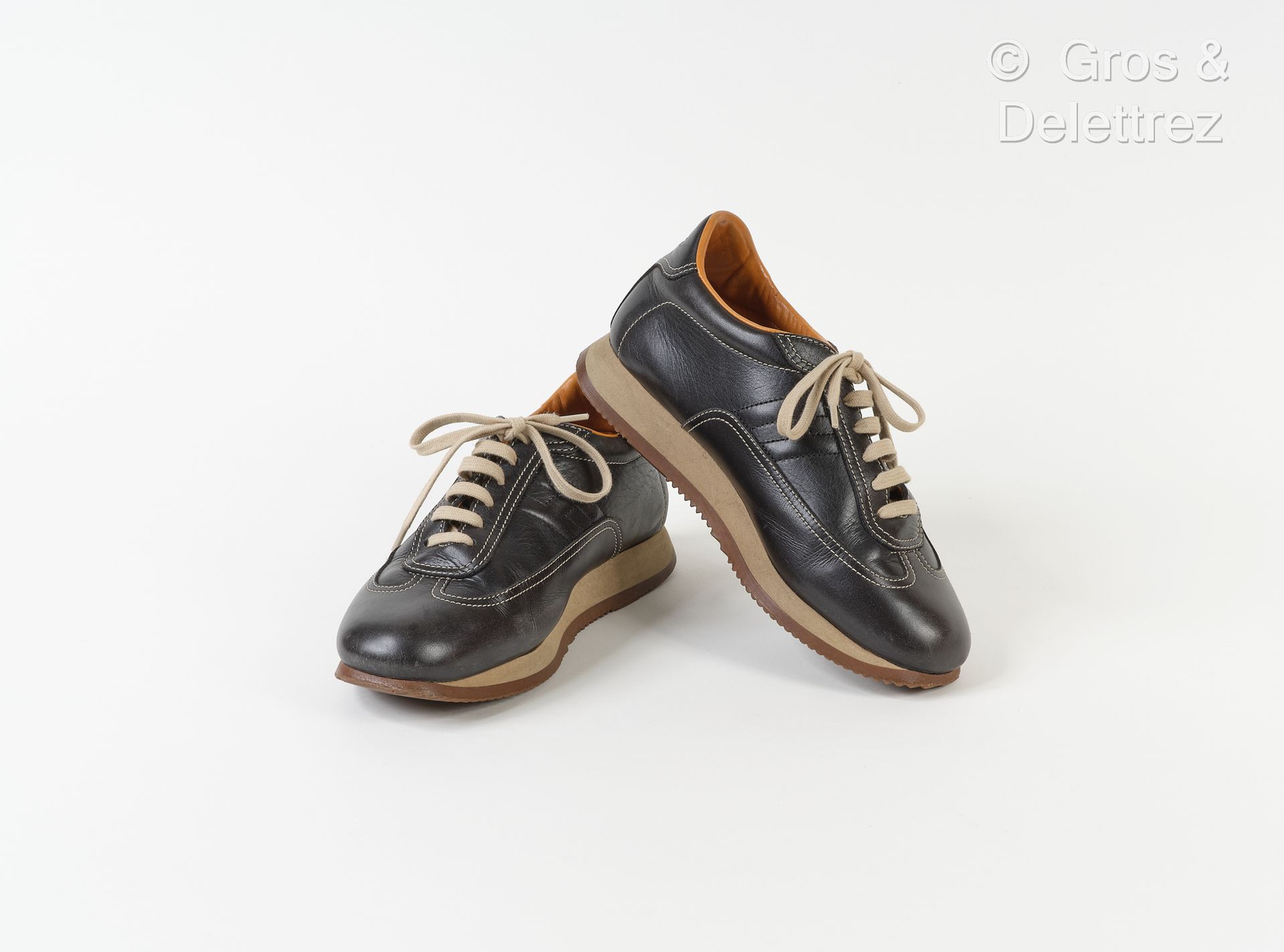 Null HERMES Paris 意大利制造 - 一对咖啡色小牛皮系带的 "Quick "跑鞋，橡胶鞋底。T.38.状况良好（略有磨损，有痕迹）。