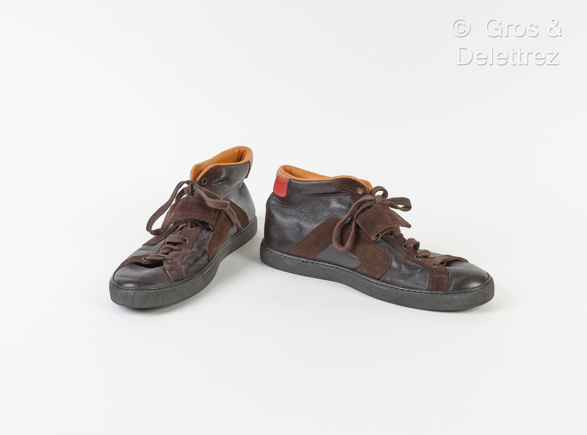 Null HERMES Paris 意大利制造 - 咖啡色小羊皮和小羊皮绒面革系带跑鞋一对，红色托架和橡胶鞋底。T.43 1/2.状况良好（轻微磨损、变色）。