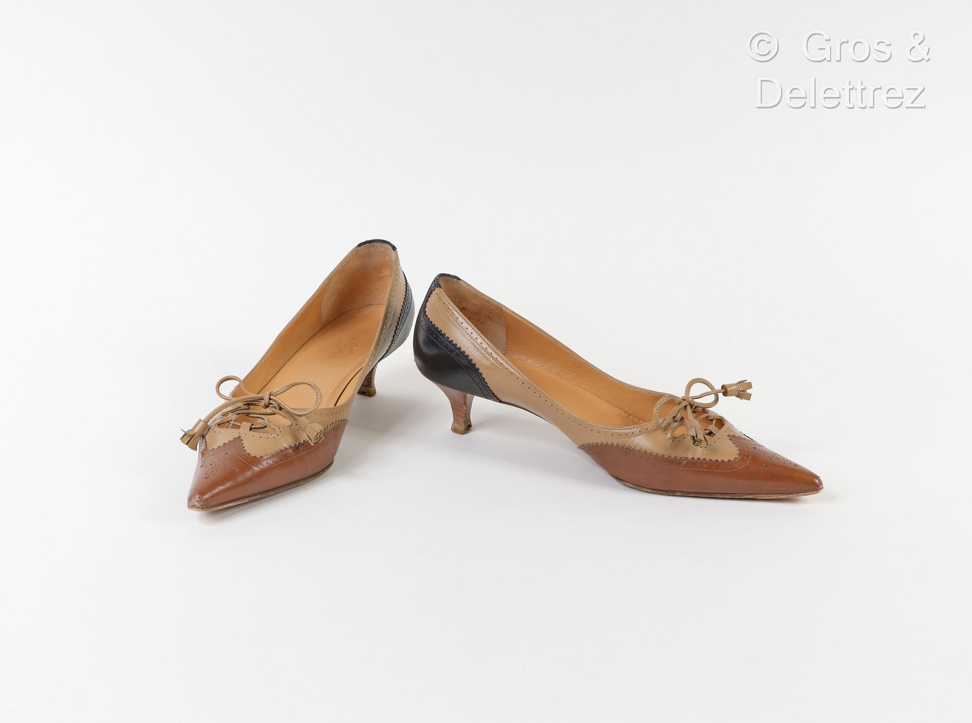 Null HERMES Paris 意大利制造 - 一对可可色、米色和黑色的三色皮鞋，花趾，尖趾，系带鞋面，45毫米木质鞋跟，皮鞋底。S.37 1/2. (磨损&hellip;
