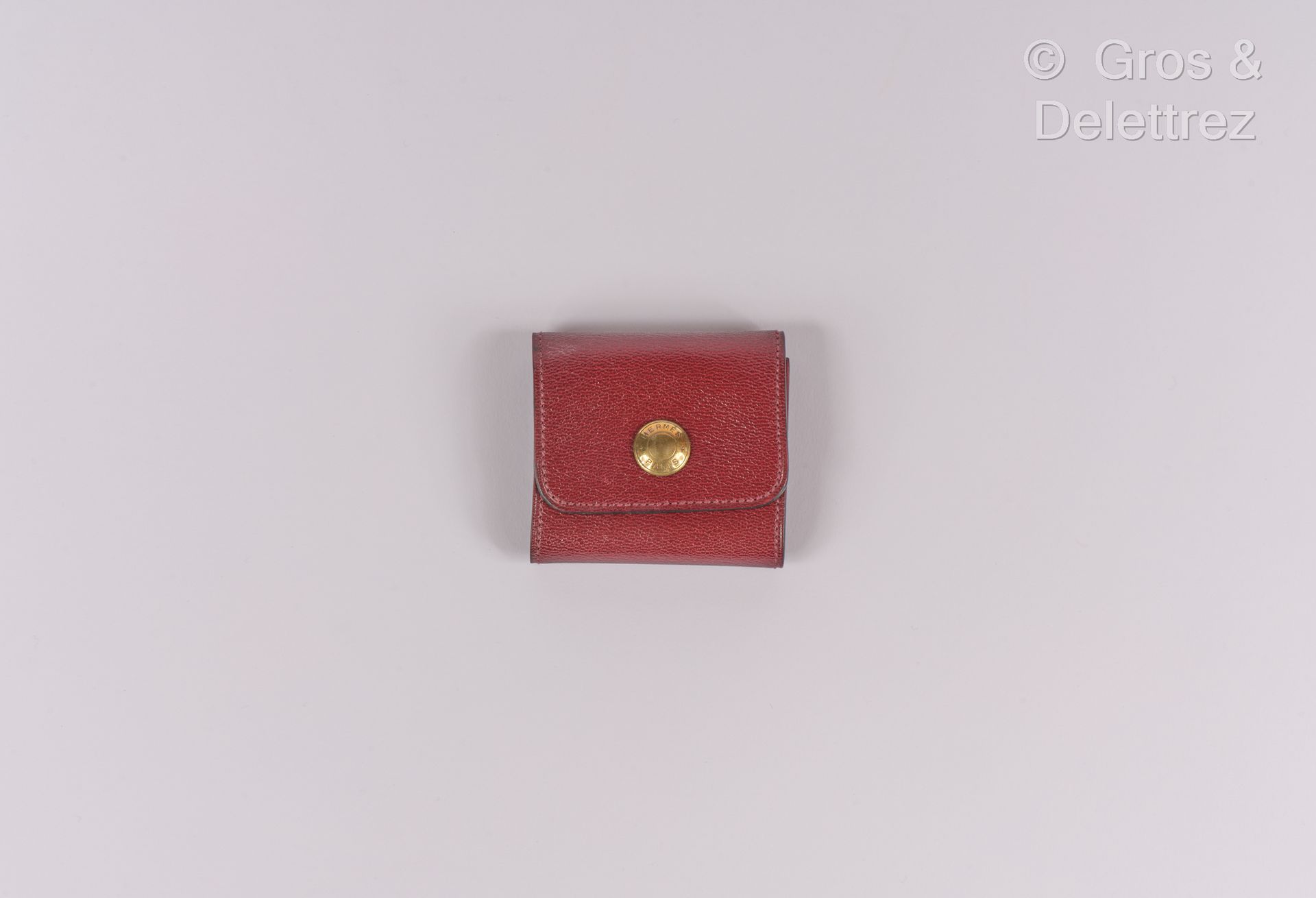 Null HERMES Paris 法国制造 - 酒红色小山羊皮火柴盒，按扣封口，顶部有镀金的马鞍钉图案。