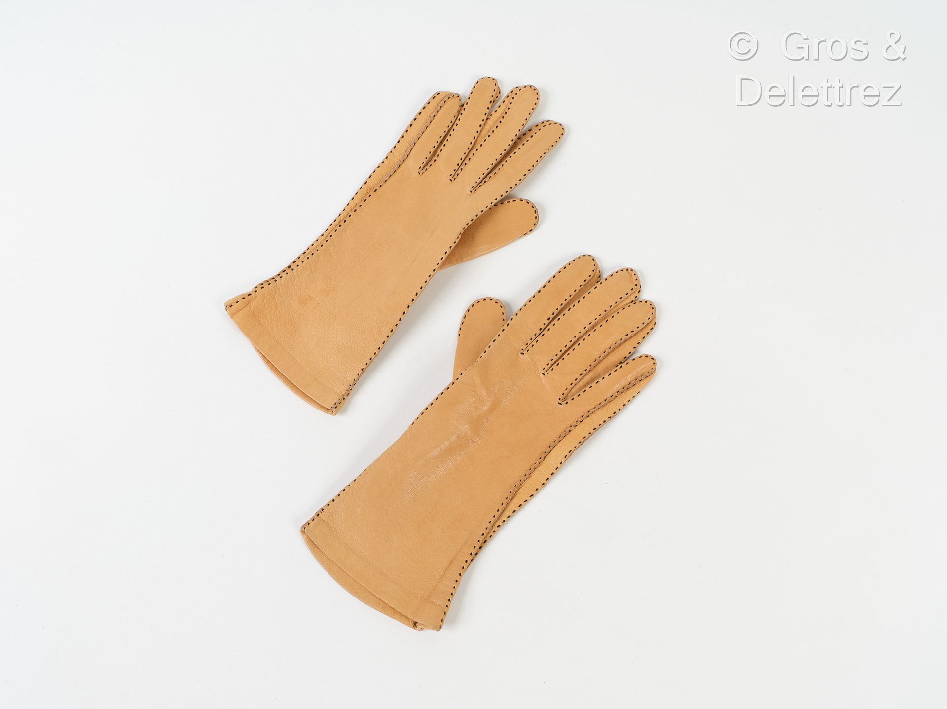 Null HERMES Paris 法国制造 - 米色小牛皮黑色缝线的手套一对。T.6 1/2.状况非常好（来自销售）。