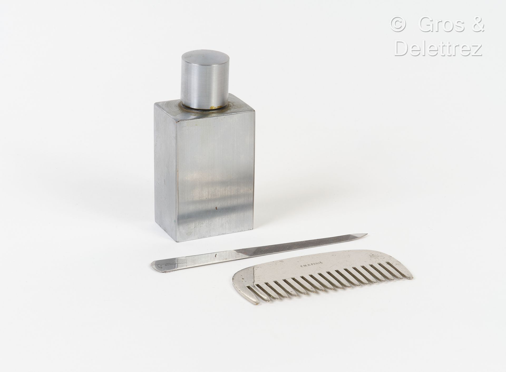 Null 巴黎爱马仕 - 拍品包括一个拉丝钢花露水瓶，一个不锈钢锉刀和一把金属梳子。已签名（磨损）