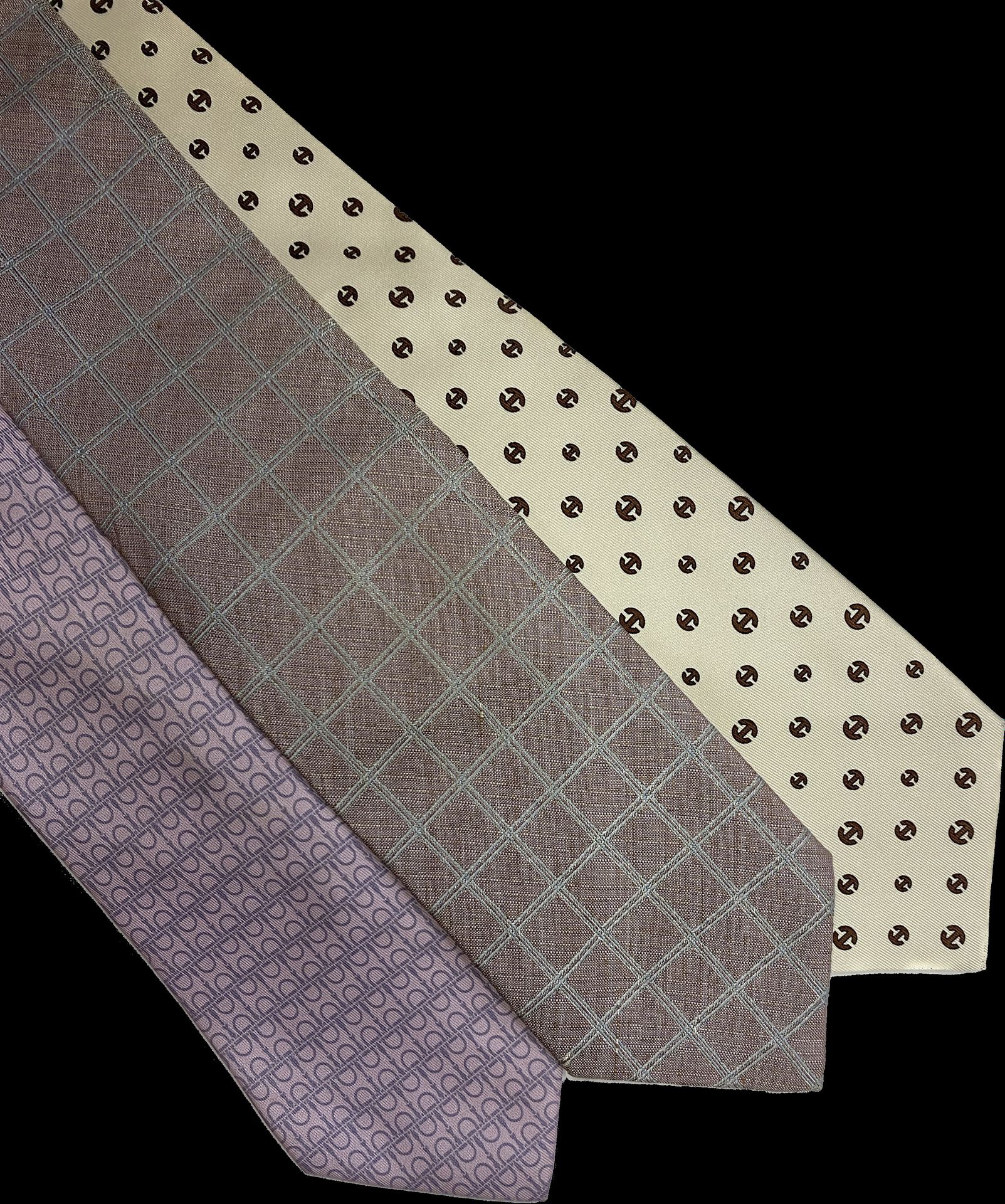 Null HERMES Paris 法国制造-粉色和白色调的印花丝质斜纹领带一套四条（污渍）。