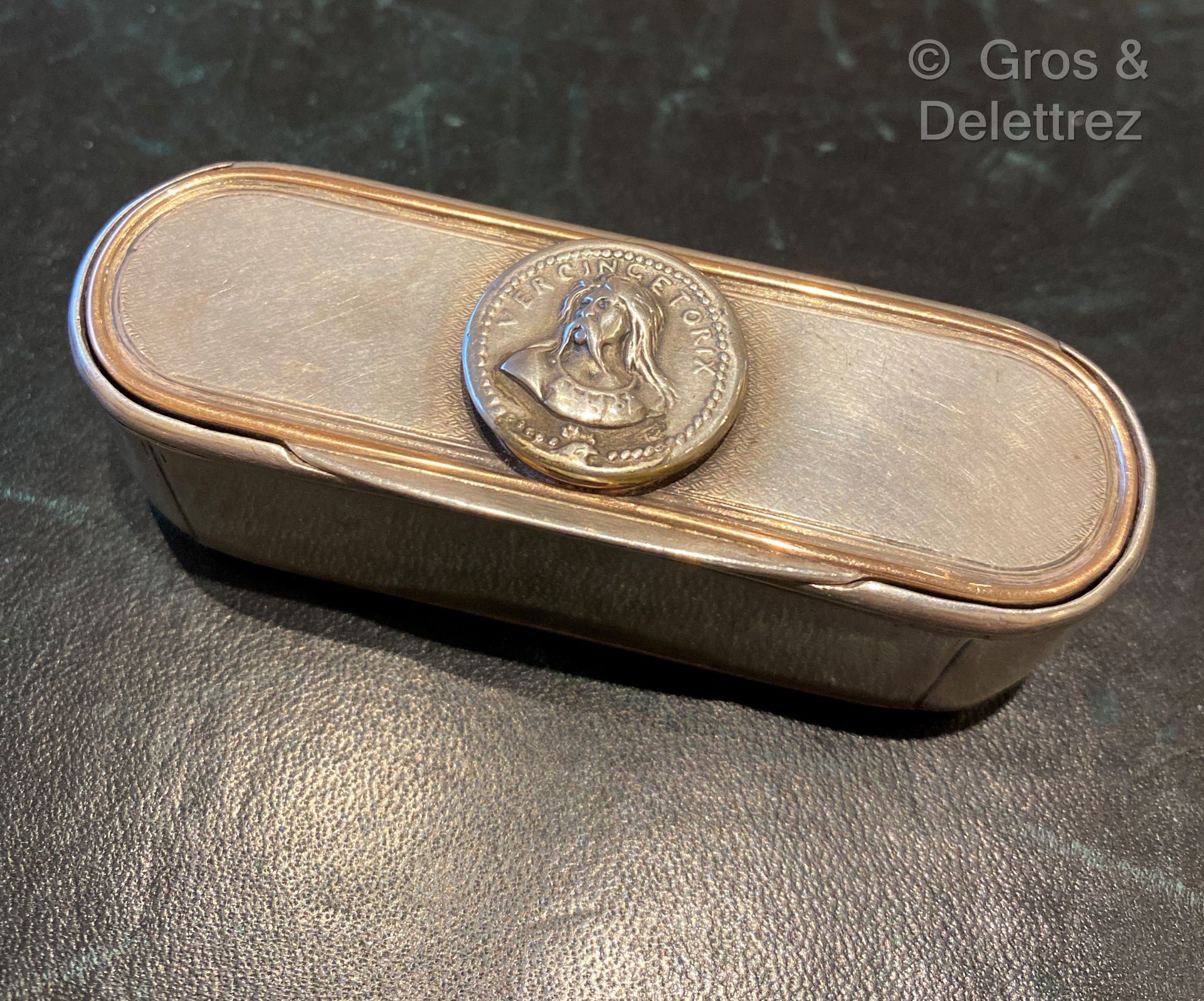 Null (E) 一个银质的椭圆形鼻烟盒，上面装饰着Vercingetorix的奖章和vermeil线。

Minerve的标志

长度：8.5厘米 - 重量：&hellip;