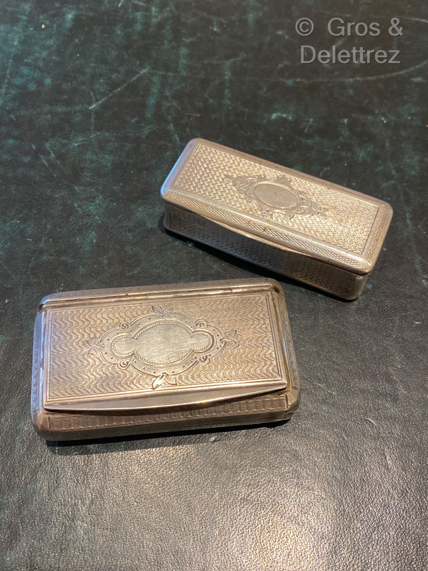 Null (E) 两个银质鼻烟盒，周围有扭索纹装饰的罗盖尔卡图。

Minerve的标志

长度 : 6,5 和 7 cm - 重量 : 95 g. 轻微冲击和&hellip;