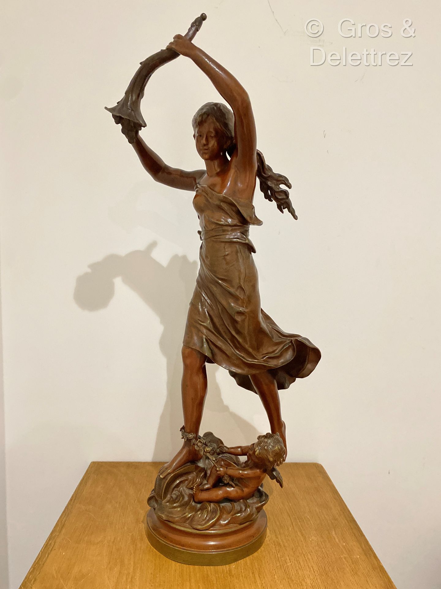 Null (E) 奥古斯特-莫劳(1834-1917)

拿着玉米棒的年轻女人

棕色斑驳的青铜主体

底座上有签名

高度：61厘米高度：61厘米