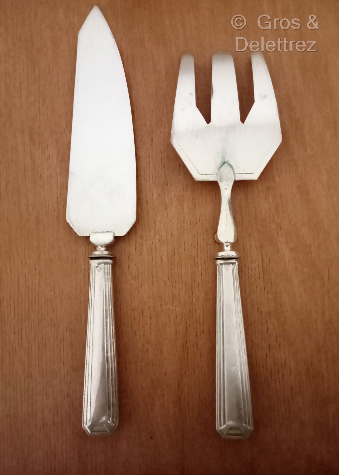 Null (E) 装饰艺术风格的银制餐具，金属刀片和叉子。

印有Minerva字样的纪念品。 复原