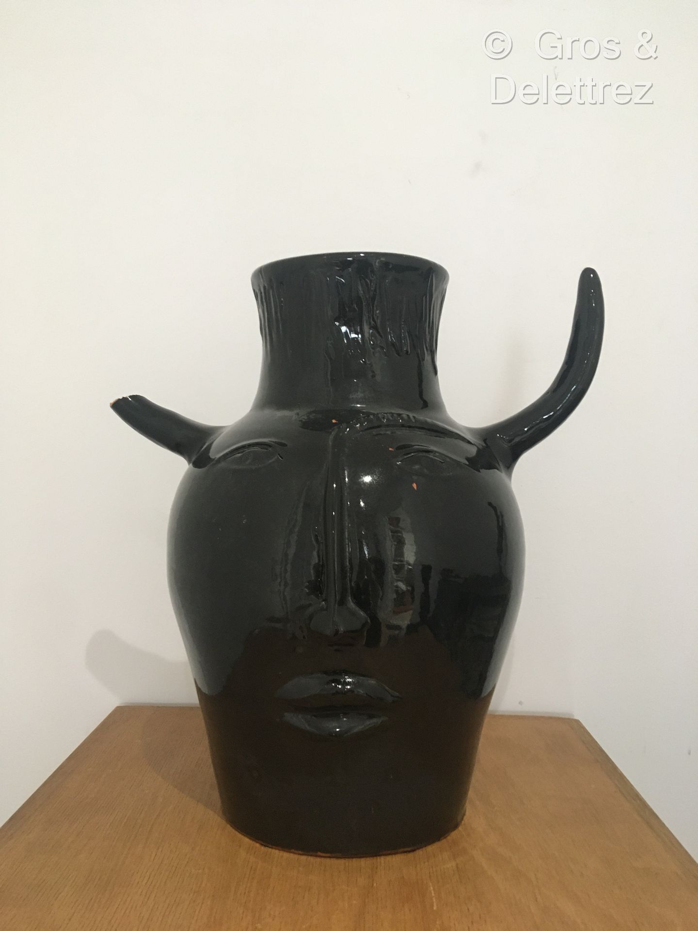 Null (E) D'après CLOUTIER 

Vase en terre cuite émaillée noire et rouge à décor &hellip;