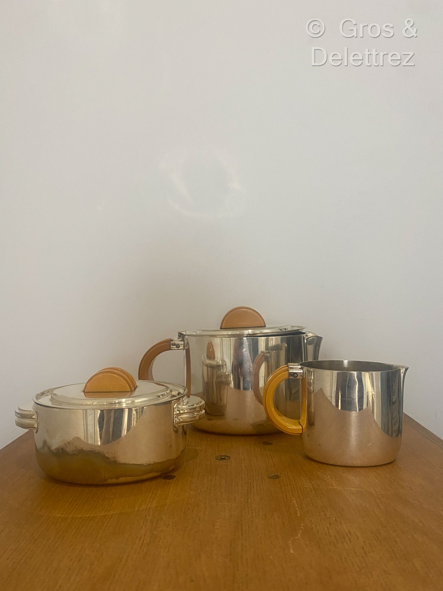 Null (E) 镀银金属和电木茶具，包括一个茶壶，一个糖碗和一个现代主义形式的牛奶壶。

Quist ian的标志。

略有磨损