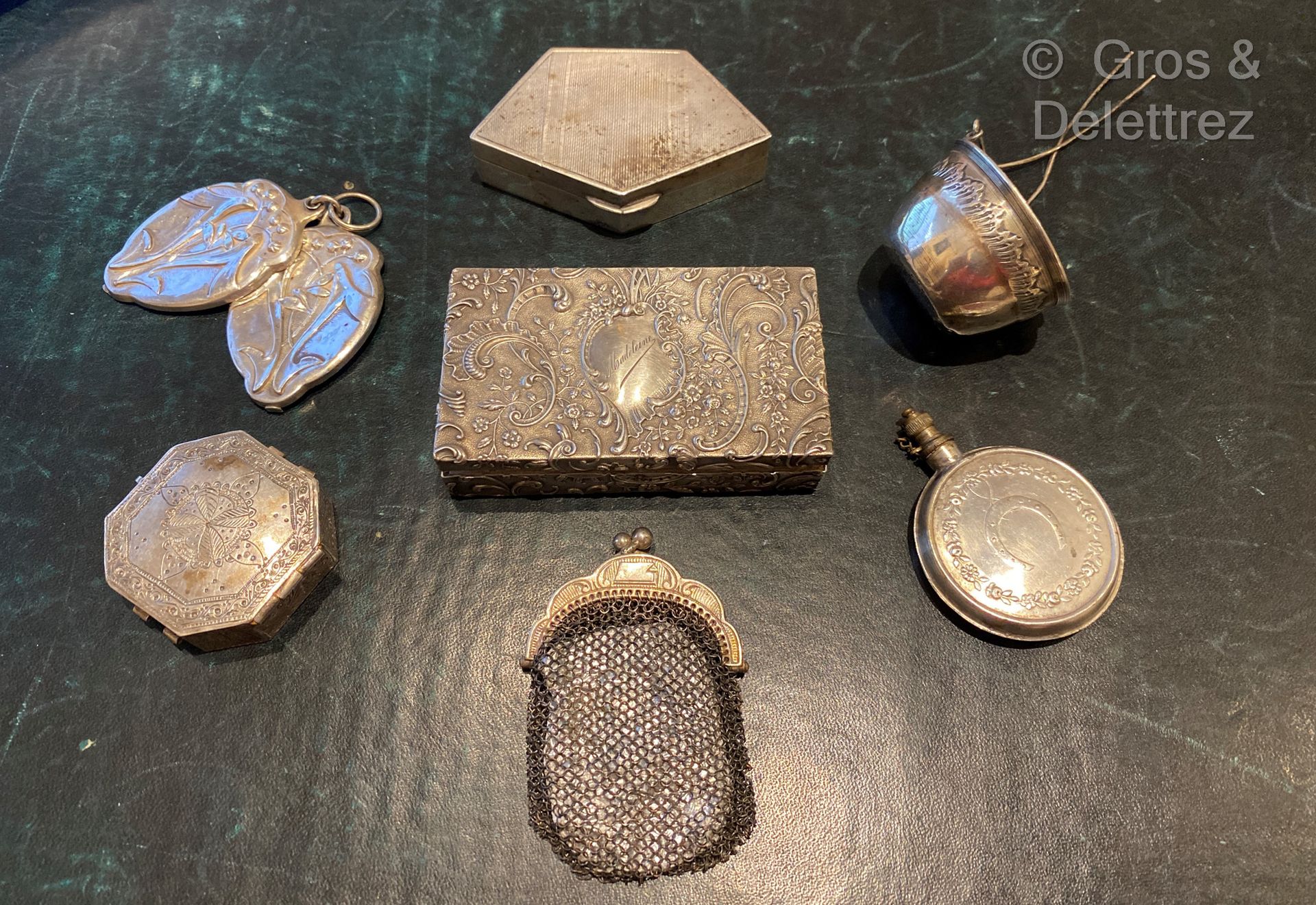 Null (E) Silver lot composed of a purse, a box rocaille, a pass tea, a pendant m&hellip;