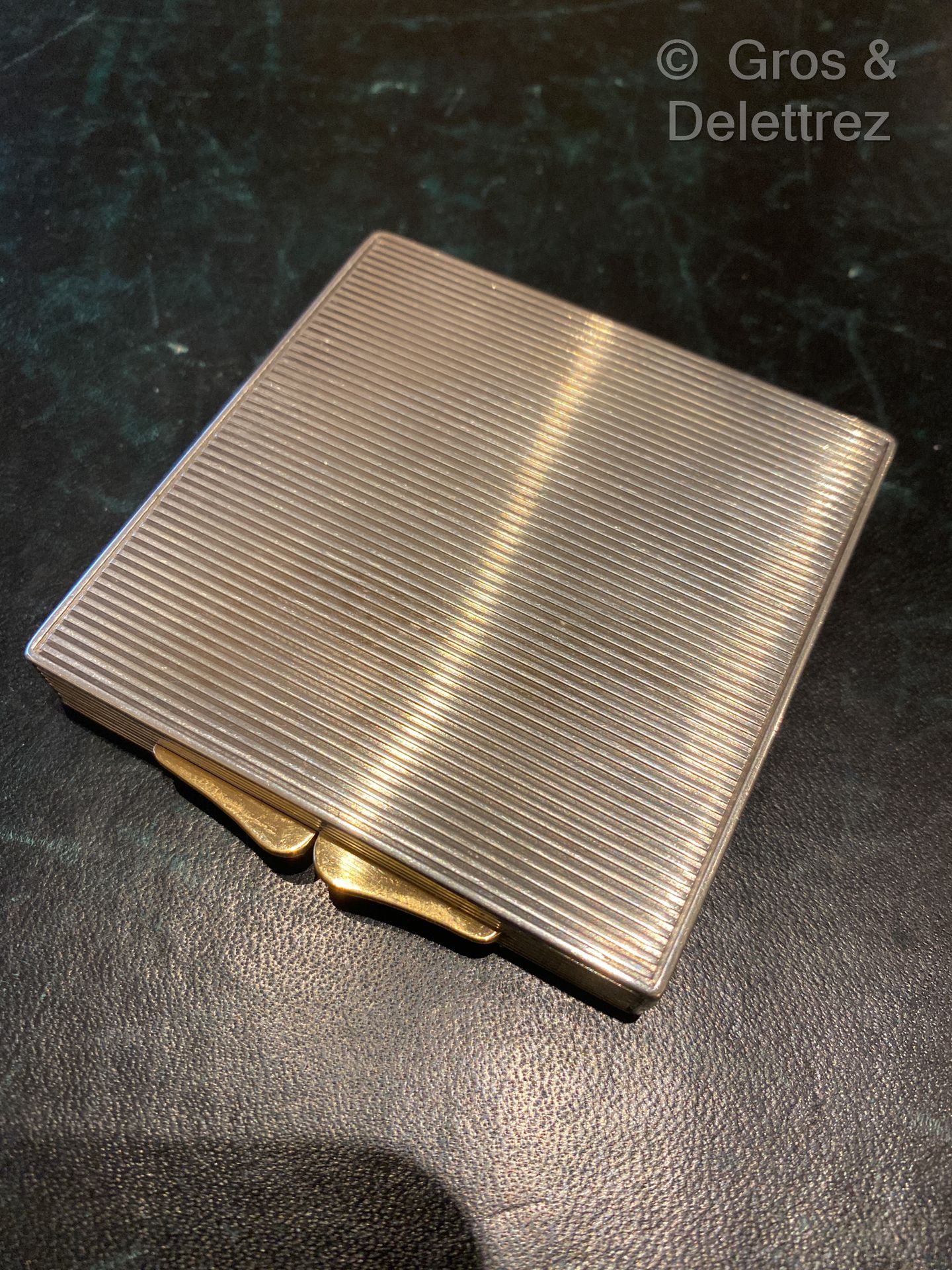 Null (E) 银质的Minaudière，有凹槽的装饰，黄金的扣子。

Minerve的标志

尺寸 : 7 x 7 cm - 毛重 : 135 g. 凹陷&hellip;