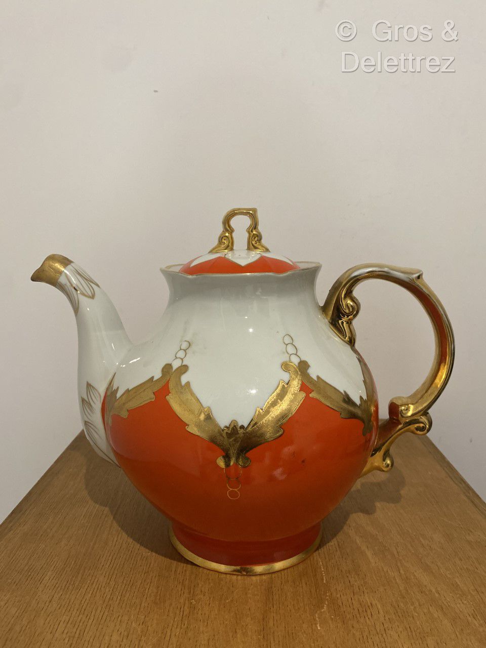 Null (E) 现代俄罗斯作品

橙色和金色调的瓷器茶具，包括一个大茶壶，一个小茶壶，一个牛奶壶，一个有盖糖壶，六个杯子和茶碟，装饰有叶子花环

18世纪风格&hellip;
