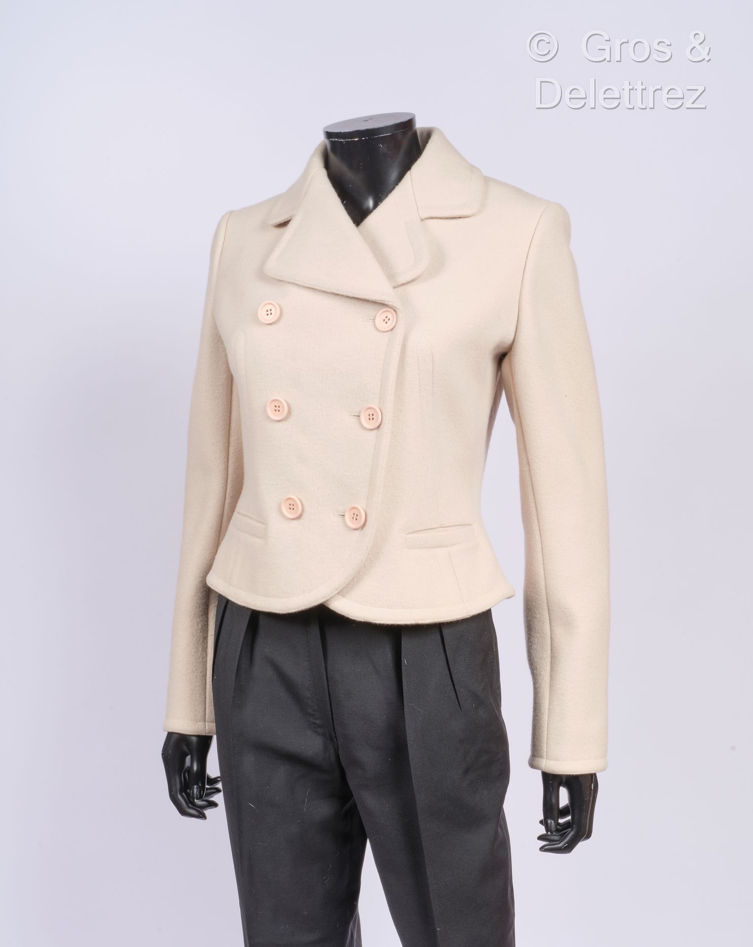 ALAÏA 2008年秋/冬系列 - "14h "款
象牙色羊毛短外套，有缝线和镂空效果，凹槽领，双排扣，长袖，两个口袋。裸色标签和图案。T. 38.