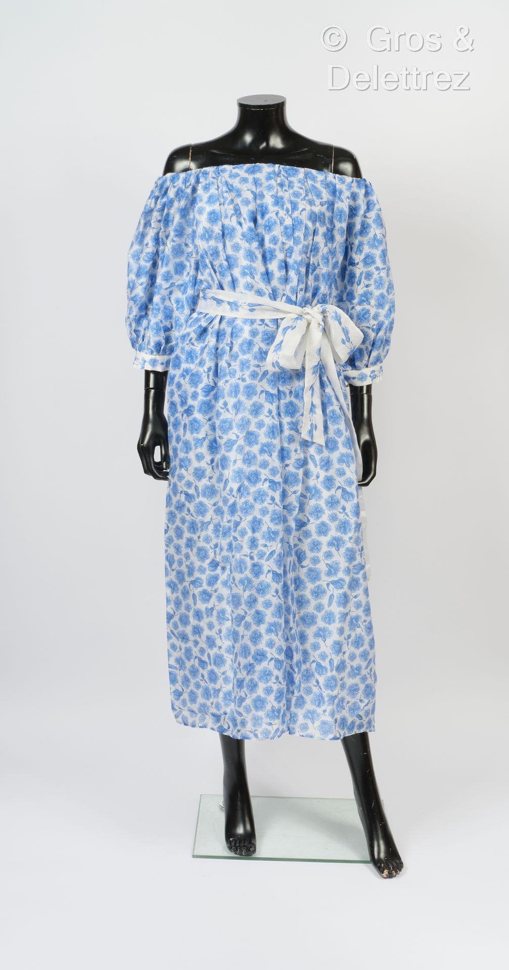 Alexander TEREKHOV 白色纱质连衣裙，印有蓝色花卉图案，船形领口，小蓬袖，皮带。裸色标签，棕色和灰色图案。T. 42.