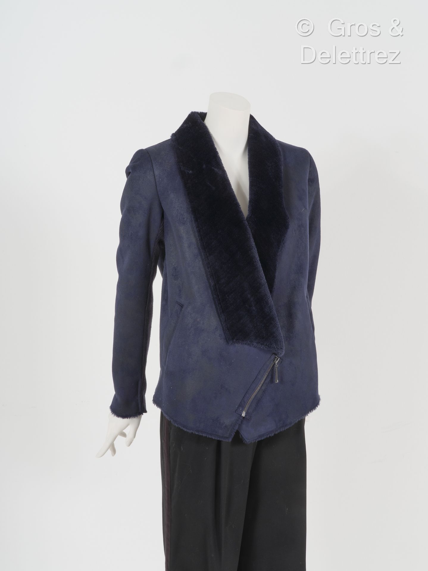 George RECH 深蓝色复合拉链外套，彩色人造毛皮披肩领，两个斜插口袋，长袖。大致尺寸为38。