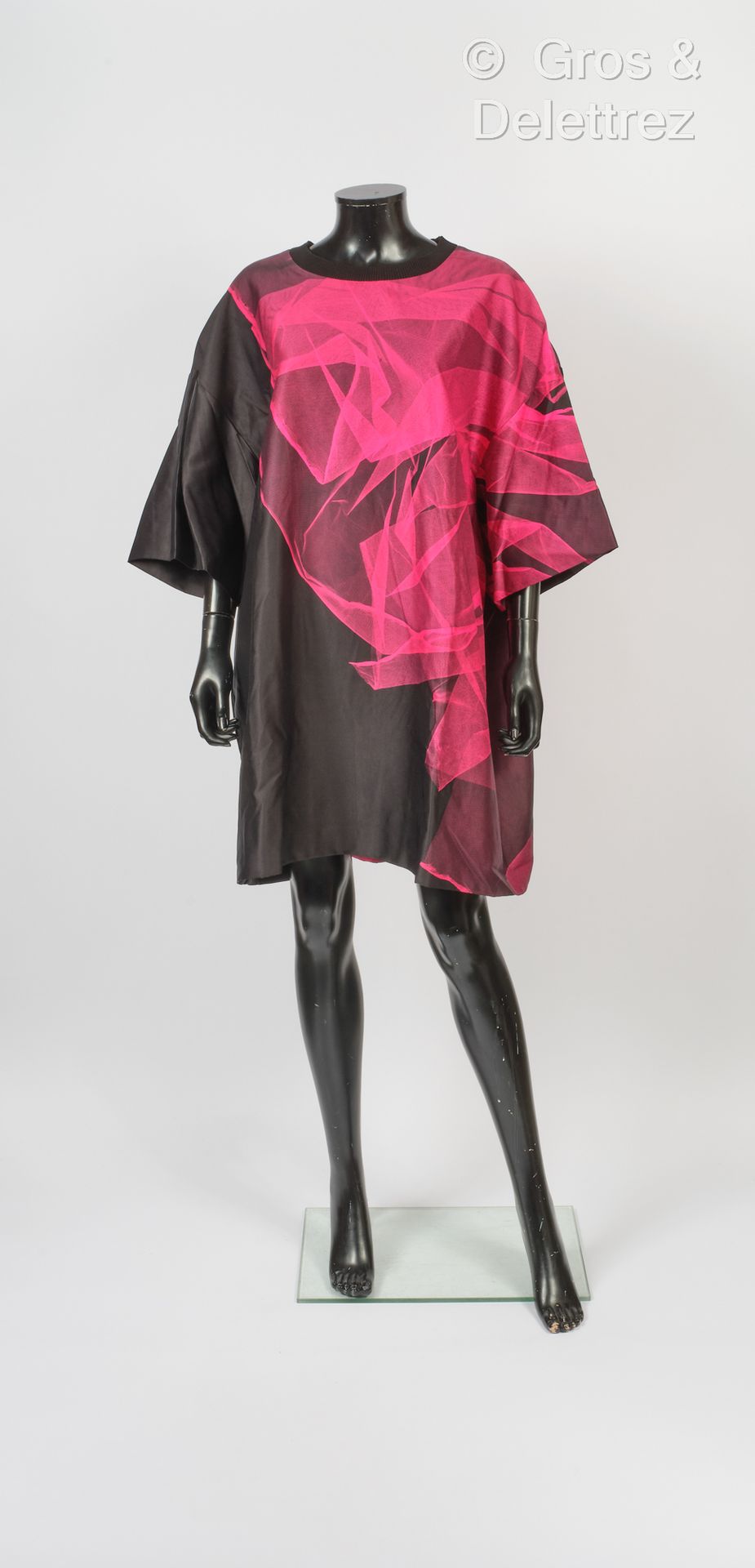 DRIES VAN NOTEN Robe t-shirt en viscose noir imprimé d’un motif façon tulle rose&hellip;