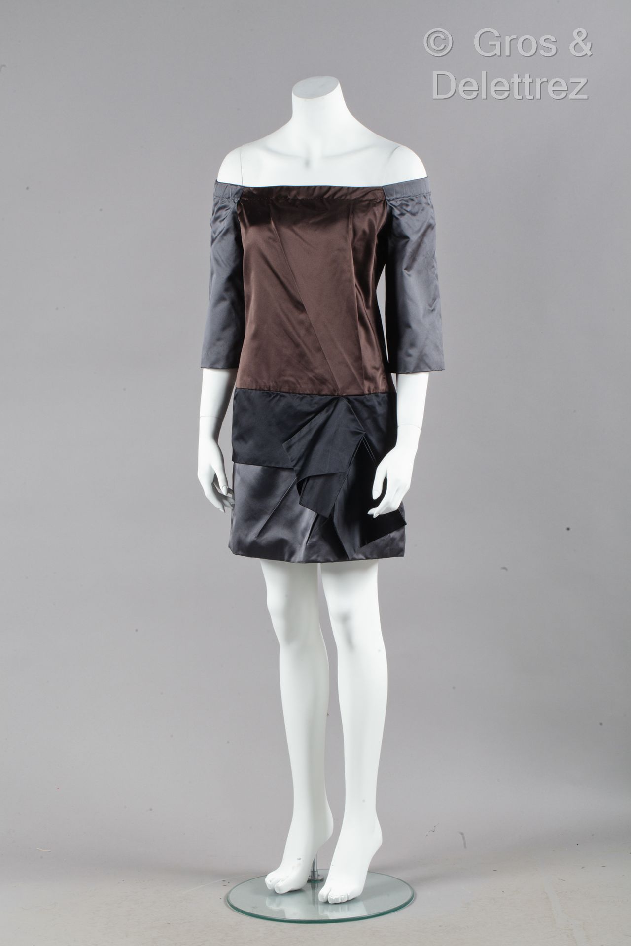 Marc JACOBS Ready-to-wear collection Fall / Winter 2007-2008
Mini-dress in grey,&hellip;