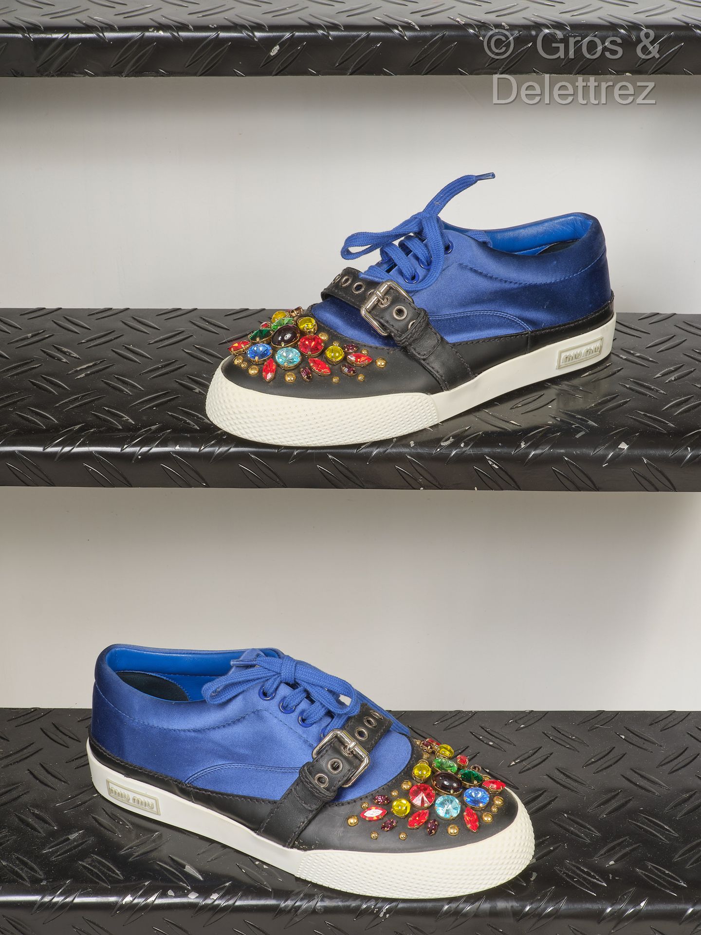 MIU MIU 系带运动鞋，皇家蓝缎面和黑色橡胶皮革，饰有多色水晶，可调节鞋带，橡胶鞋底。T. 40.状况良好（少量污垢，少量污点）。