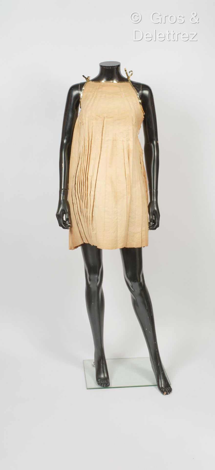 Anik Robelin pour PACO RABANNE 约1967年
带金色纸带的短褶纸质连衣裙（大撕裂）。