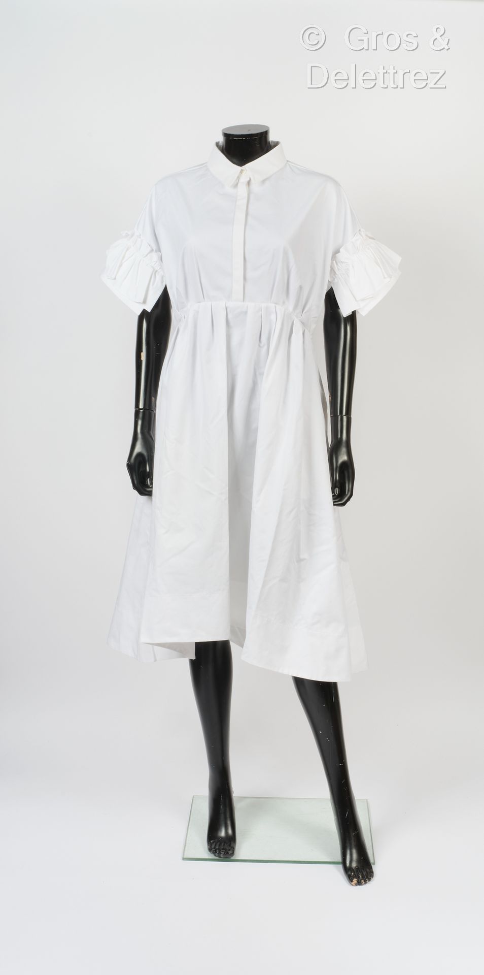 Dice KAYEK 2020年春/夏系列
白色棉质连衣裙，小领子，上衣有纽扣，短袖末端有褶皱，裙摆呈喇叭状。T. 42.