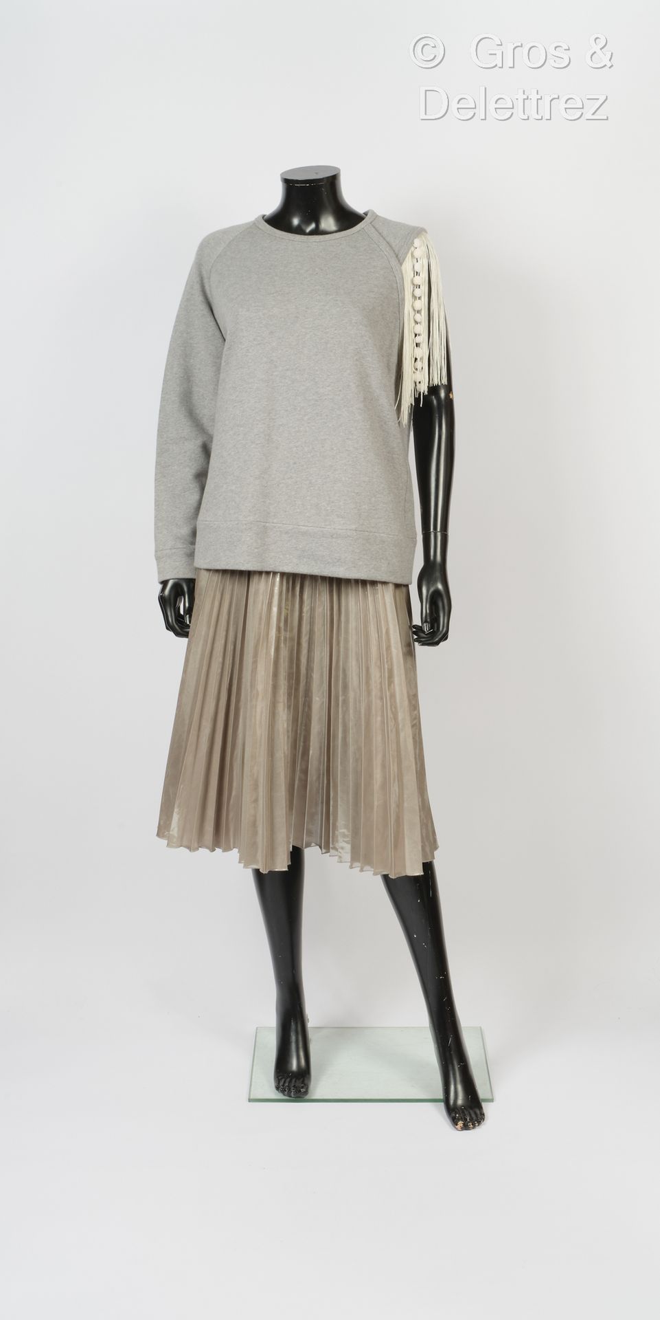 N°21 Set bestehend aus einem asymmetrischen Sweatshirt aus grauer Baumwolle mit &hellip;