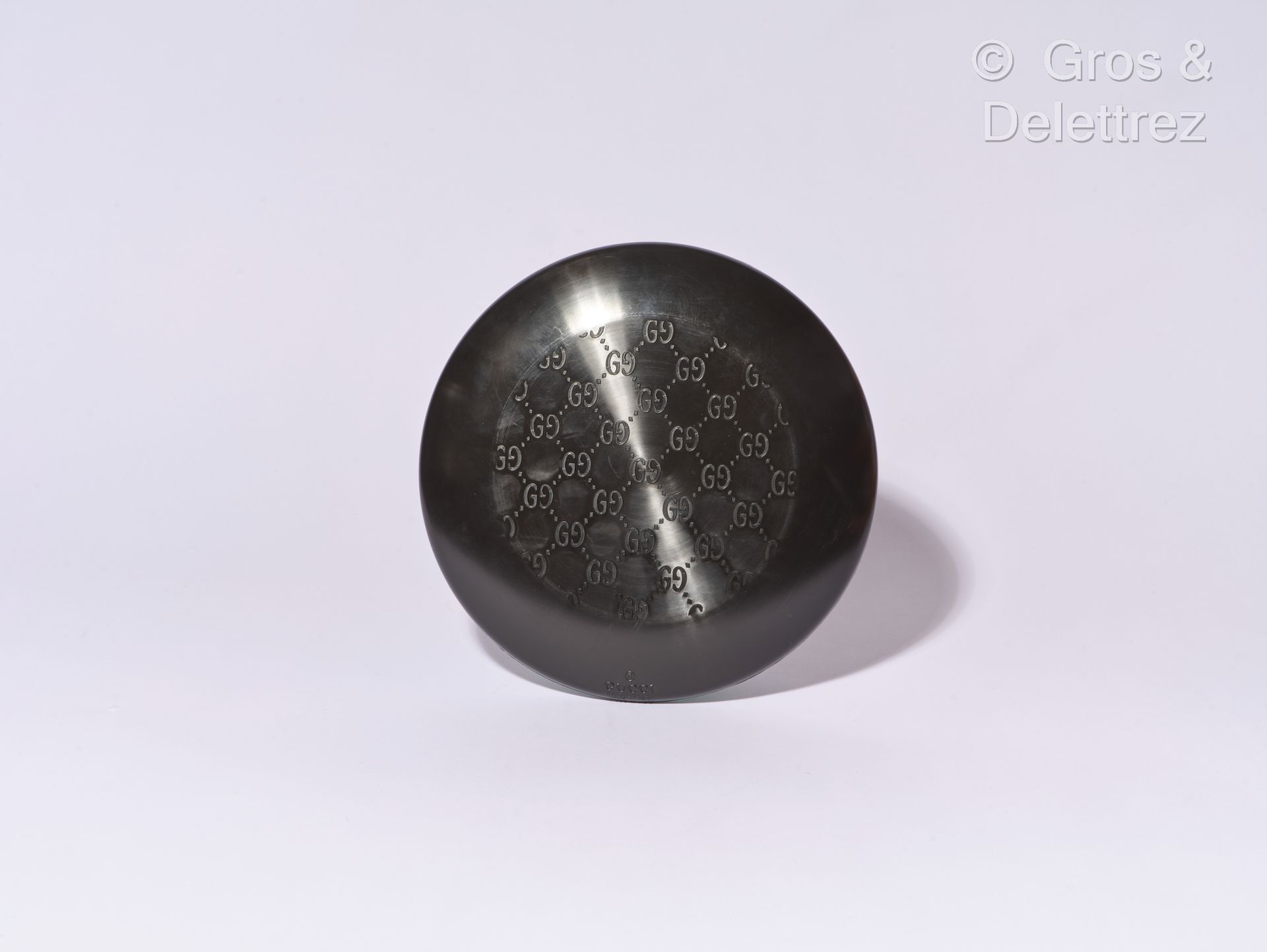 GUCCI Freesbee aus schwarzem PVC, geformt mit dem Logo des Hauses. Das Etui ist &hellip;