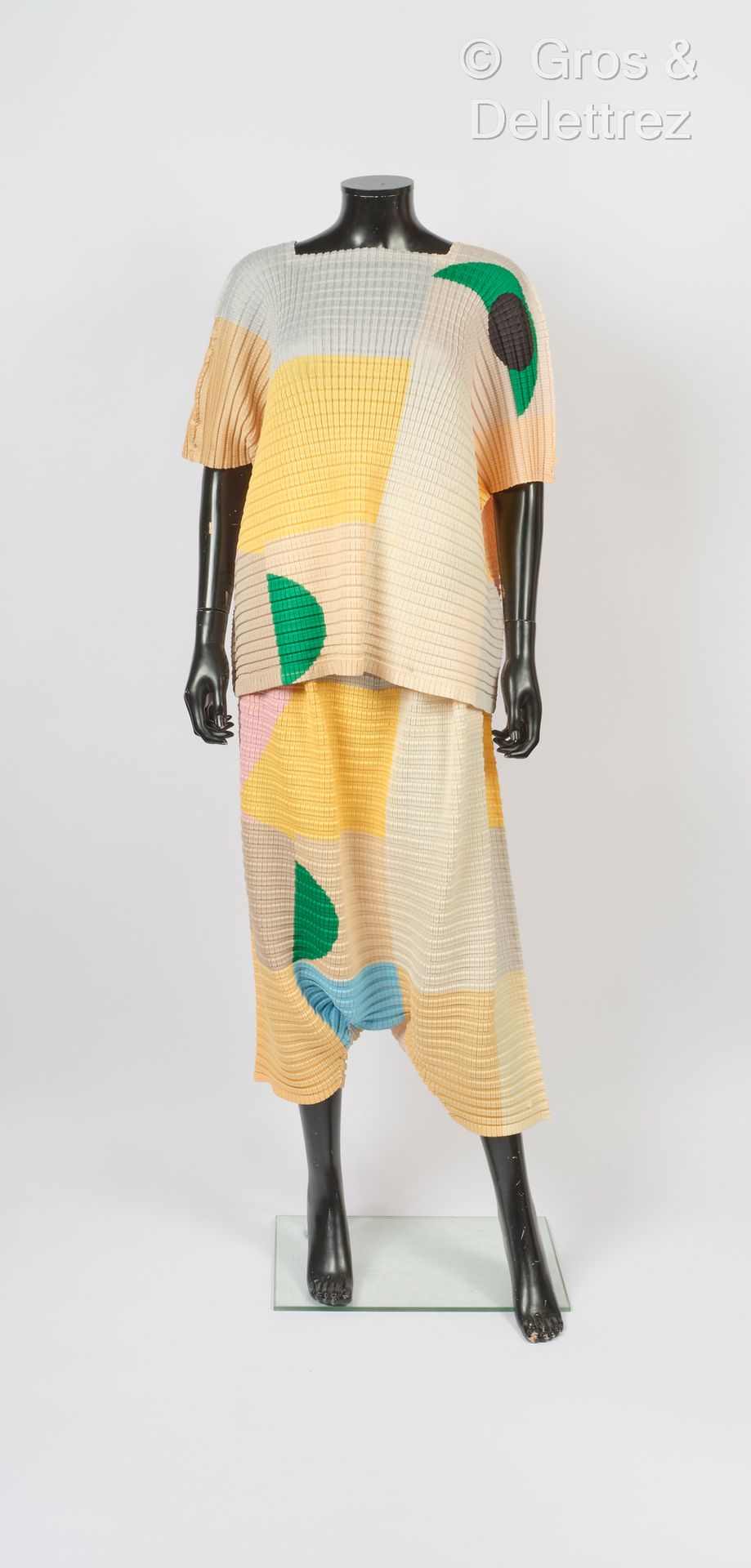 Ikko TANAKA par Issey Miyake Set in blistered polyester with multicolored geomet&hellip;