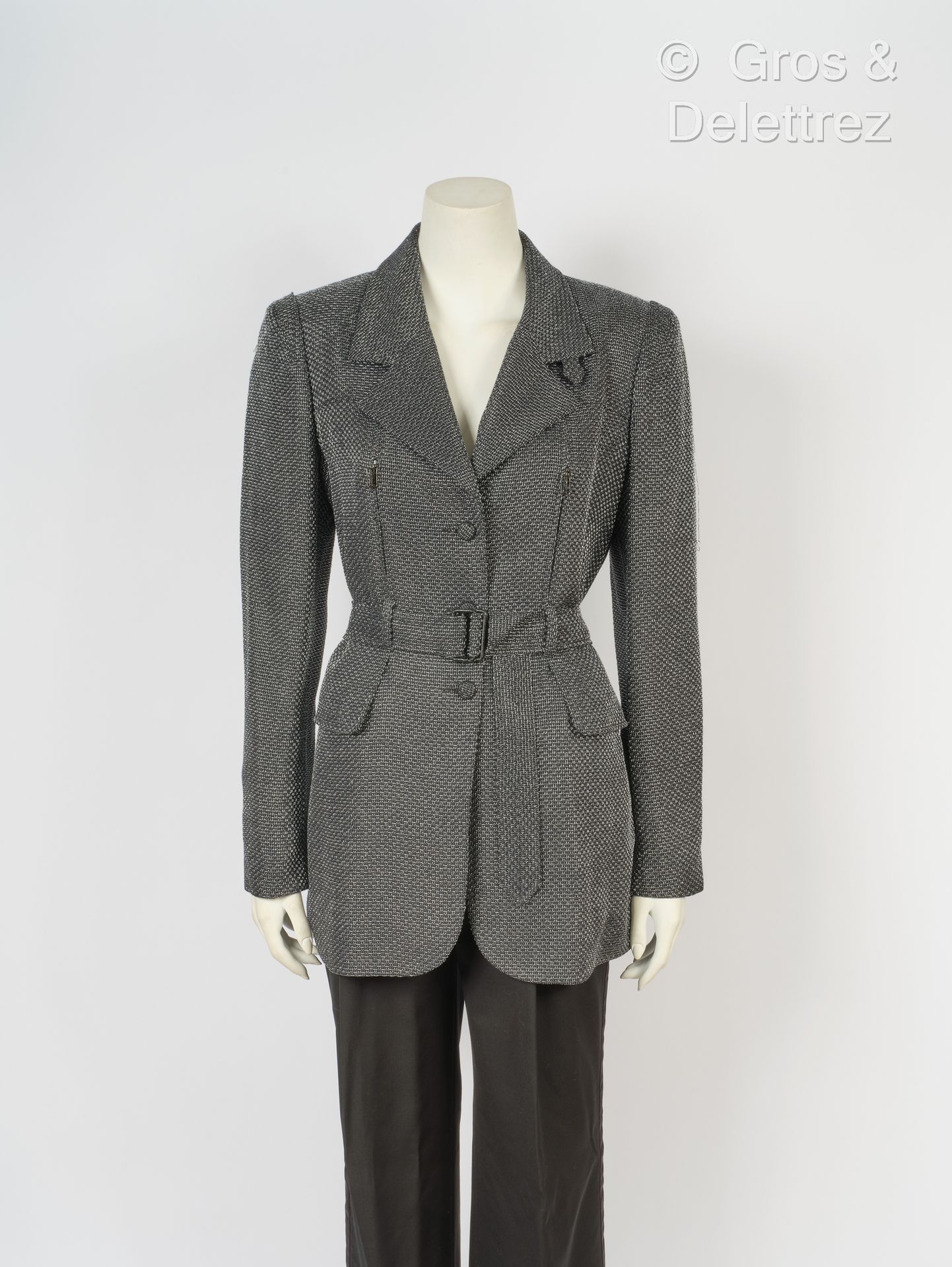LAGERFELD 约1995年--黑色羊毛和银色金属线的3/4长度，缺口披肩领，单排扣，两个假口袋，长袖，皮带。白色标签，黑色图案。意大利尺寸46。(线头拉开&hellip;