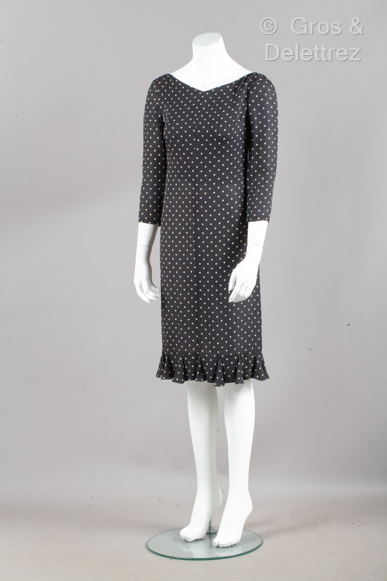 VALENTINO Boutique 2002年春夏高级成衣系列
黑色丝绸绉绸连衣裙，米色圆点，V领，3/4袖。白色标签，黑色图案。尺寸6（拉线）。