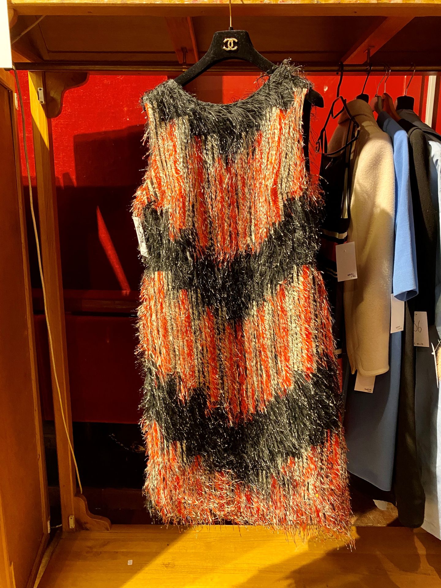 FENDI par Karl Lagerfeld & Silvie Venturini Fendi 2015年秋前系列 - Look n°8
无袖直筒连衣裙，红&hellip;