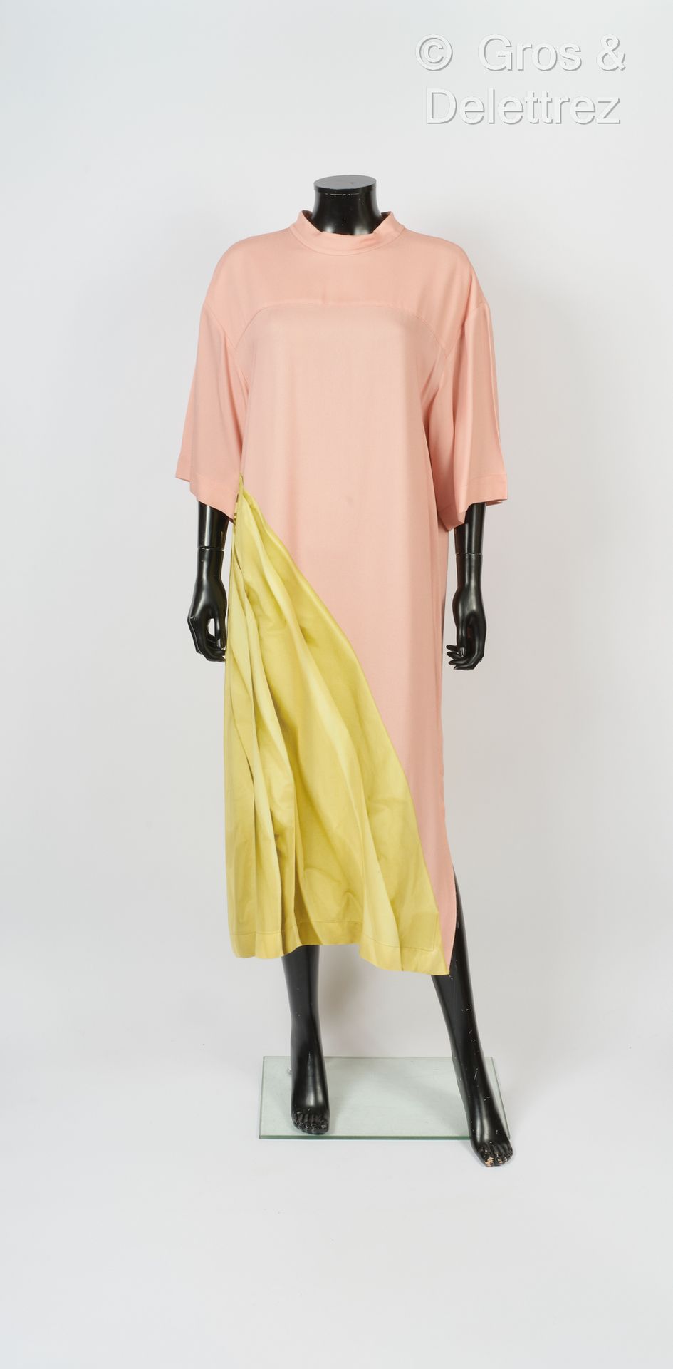 DRIES VAN NOTEN 粉色粘胶长裙，印有黄色大蝴蝶结图案，圆领，3/4长袖，低臂孔。白色标签，黑色图案。T.L.