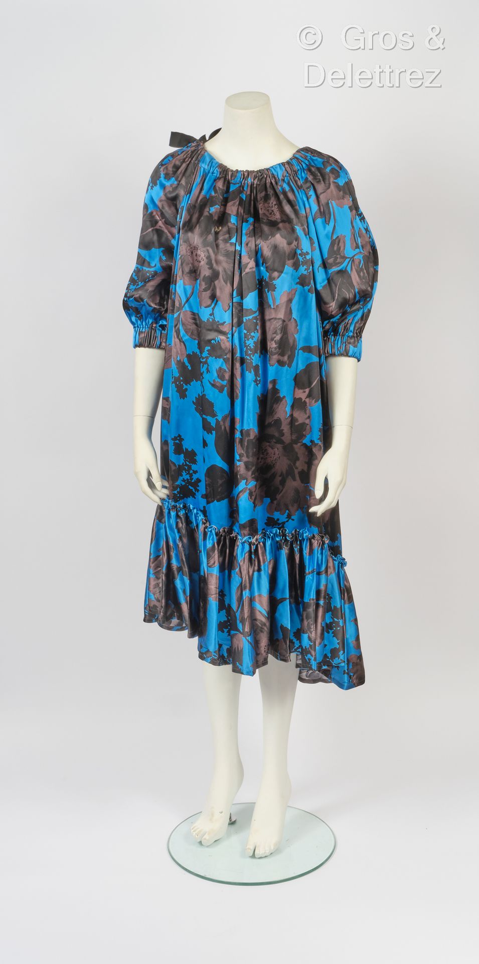 DRIES VAN NOTEN Robe ample évasée en satin bleu imprimé d’un motif floral noir, &hellip;