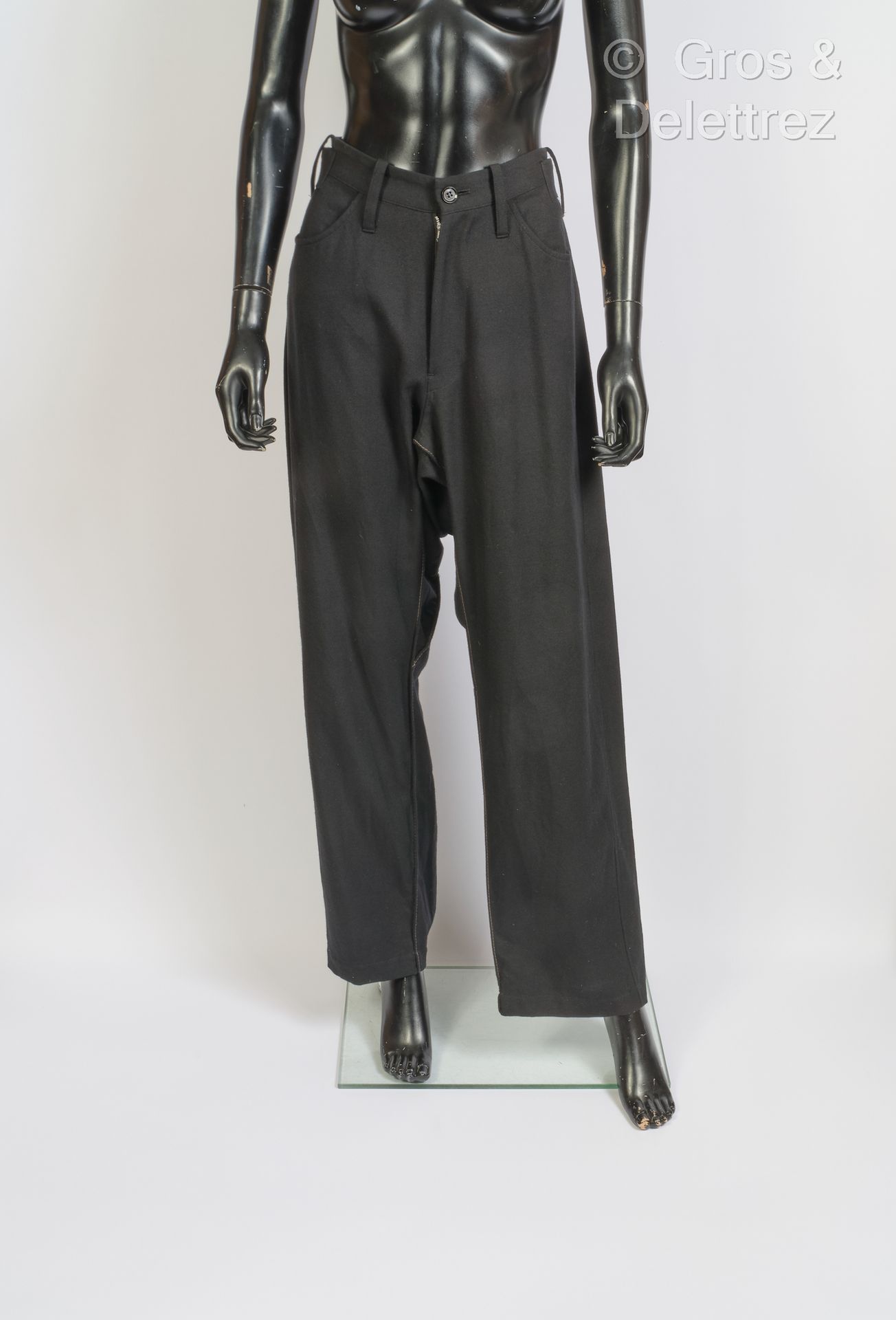 Yohji YAMAMOTO Pantalon ample en lainage noir façon sarouel. Griffe grise, graph&hellip;