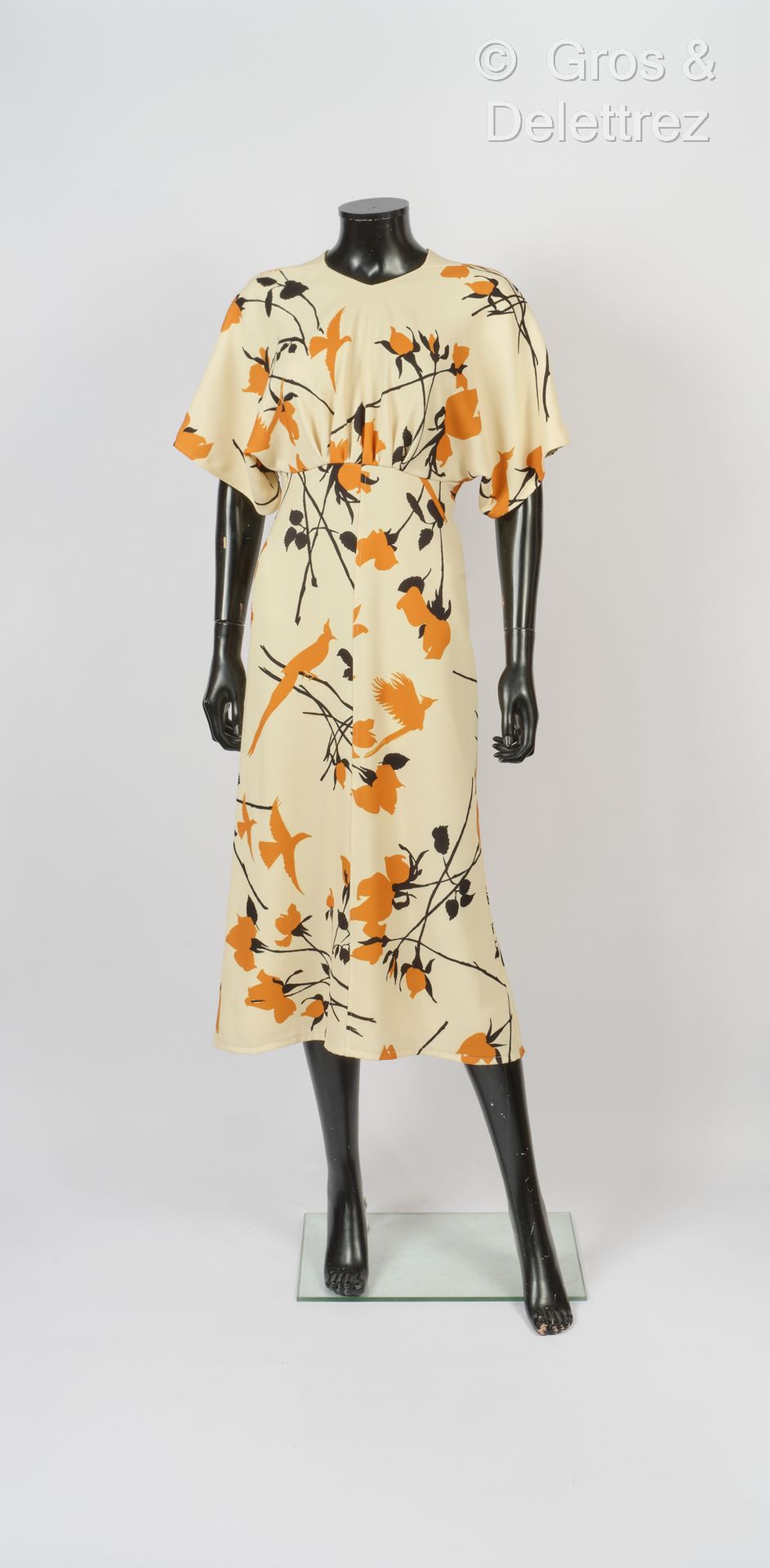 Victoria BECKHAM Collection Printemps / Eté 2020
Robe longue en crêpe vanille im&hellip;