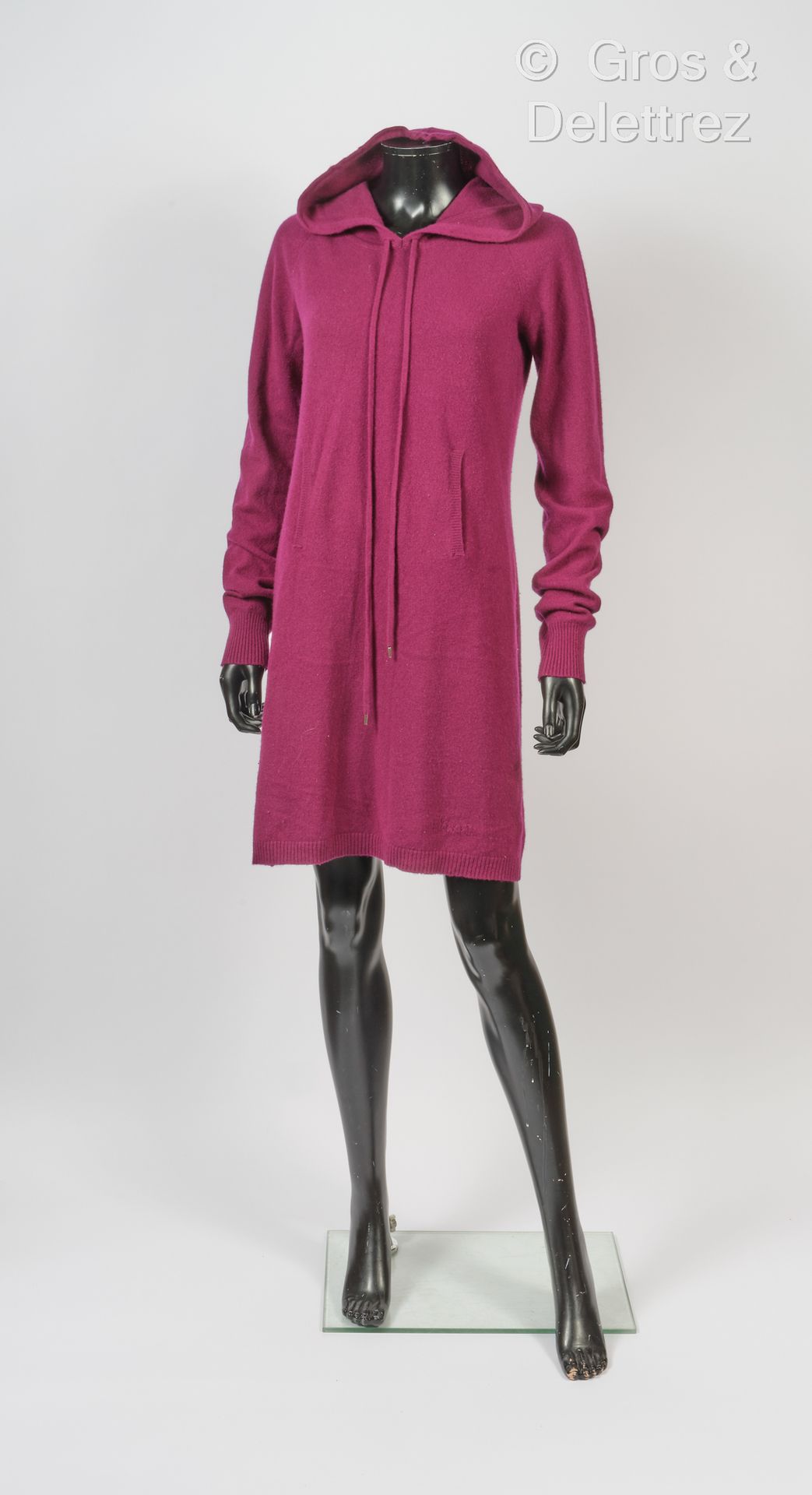 Christian DIOR par John Galliano 2008-2009年秋/冬系列
葡萄色羊绒连衣裙，两个垂直肚兜，长袖。白色标签，黑色图案。T.&hellip;
