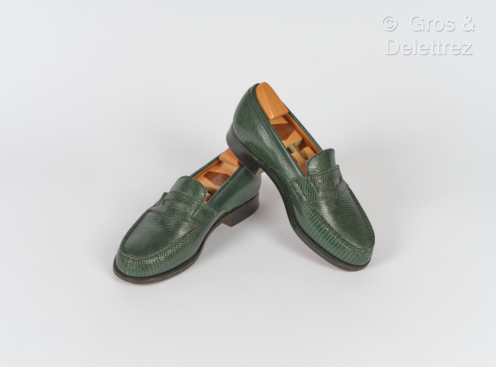 J.M. WESTON 一对瓶绿色蜥蜴休闲鞋，皮鞋底，我们附上他们的一对鞋树。尺寸2E。