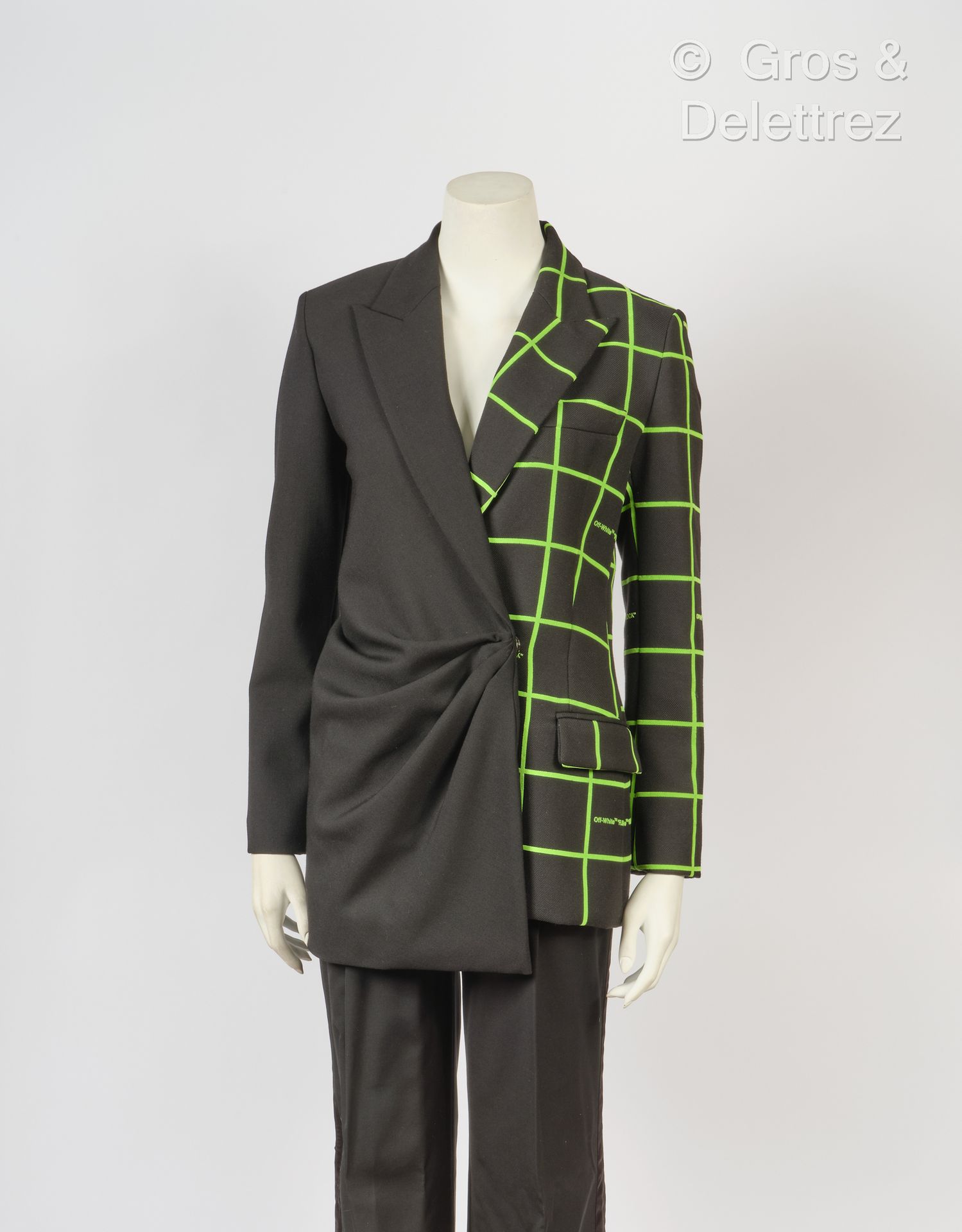 OFF-WHITE Tailoring par Virgil Abloh 2019-2020年秋/冬系列
黑色针织衫和黑色羊毛的不对称两件套外套，带有霓虹绿色的&hellip;
