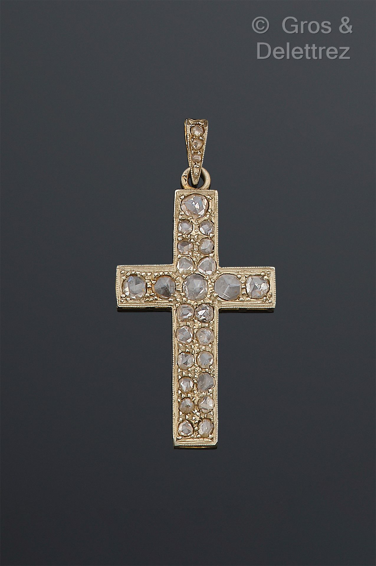 Null 750千分之一白金和黄金十字架吊坠，镶嵌玫瑰式切割钻石。法国的工作。尺寸：3.9x1.9厘米。毛重：2.5克。