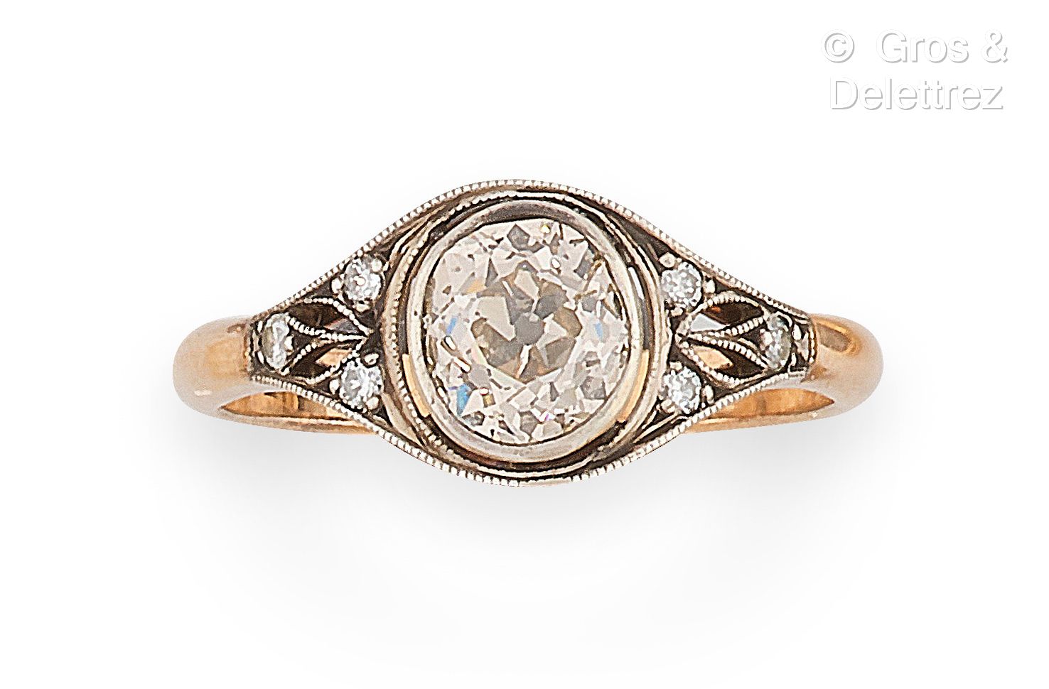 Null 黄金585千分之一和银800千分之一的戒指，装饰着封闭式的老式切割枕形钻石，由切割得较小的钻石支撑。主钻石的重量：大约1.10克拉。手指大小：54。毛&hellip;