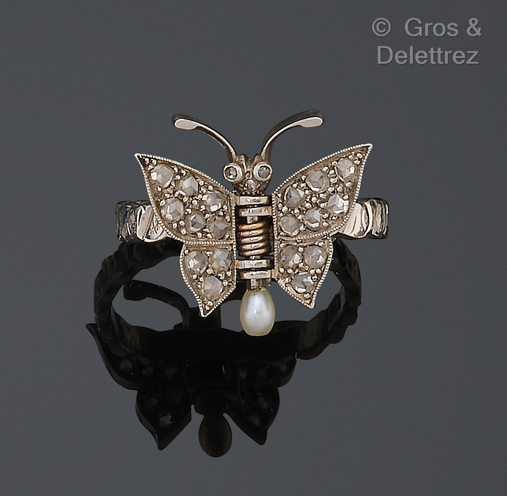 Null 75万分之一白金戒指上的蝴蝶图案，镶嵌着粉色切割的钻石和一颗白色珍珠。转指：51。毛重：4.5克。