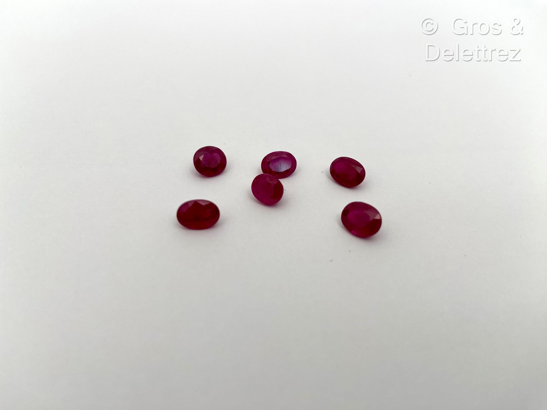 Null Lot de six rubis ovales facettés. Poids total : 5.76 carats.