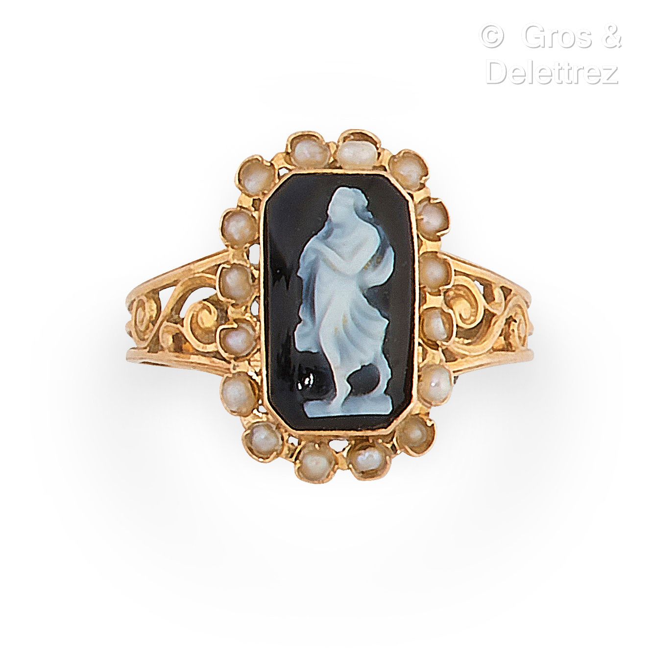 Null 千分之七十五的黄金戒指，装饰着玛瑙浮雕，代表着一个披着珍珠的女人。19世纪的法国作品。手指大小：49。 毛重：1.5g。(缺少一颗珍珠，芯片）。
