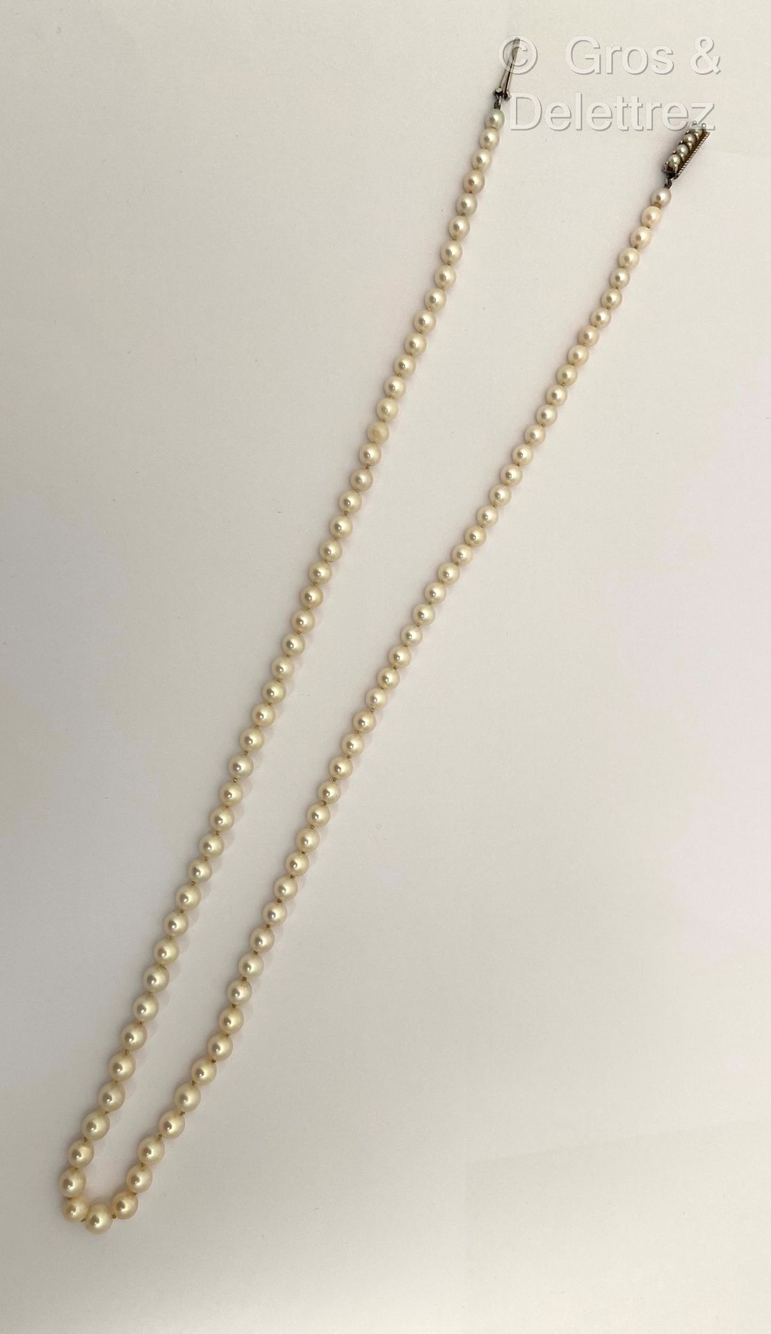 Null 一排白色养殖珍珠的长项链，轻盈的秋季，75万白金的扣子上镶嵌着一排四颗珍珠。法国的工作。直径的珍珠：从5.5到6.5毫米。长度：68厘米。毛重：37.&hellip;