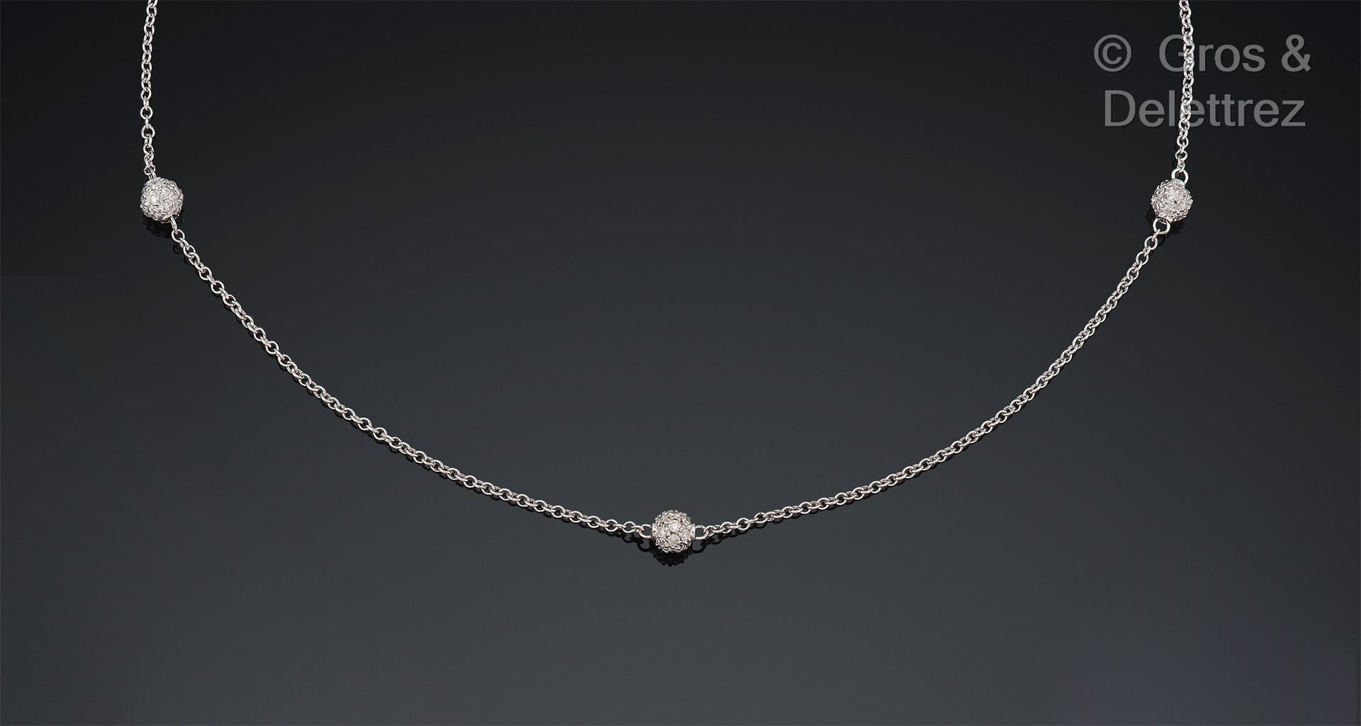 Null 75万白金长项链，由细网状forçat和镶嵌明亮式切割钻石的球交替组成。长度：60厘米。毛重：4.7克。
