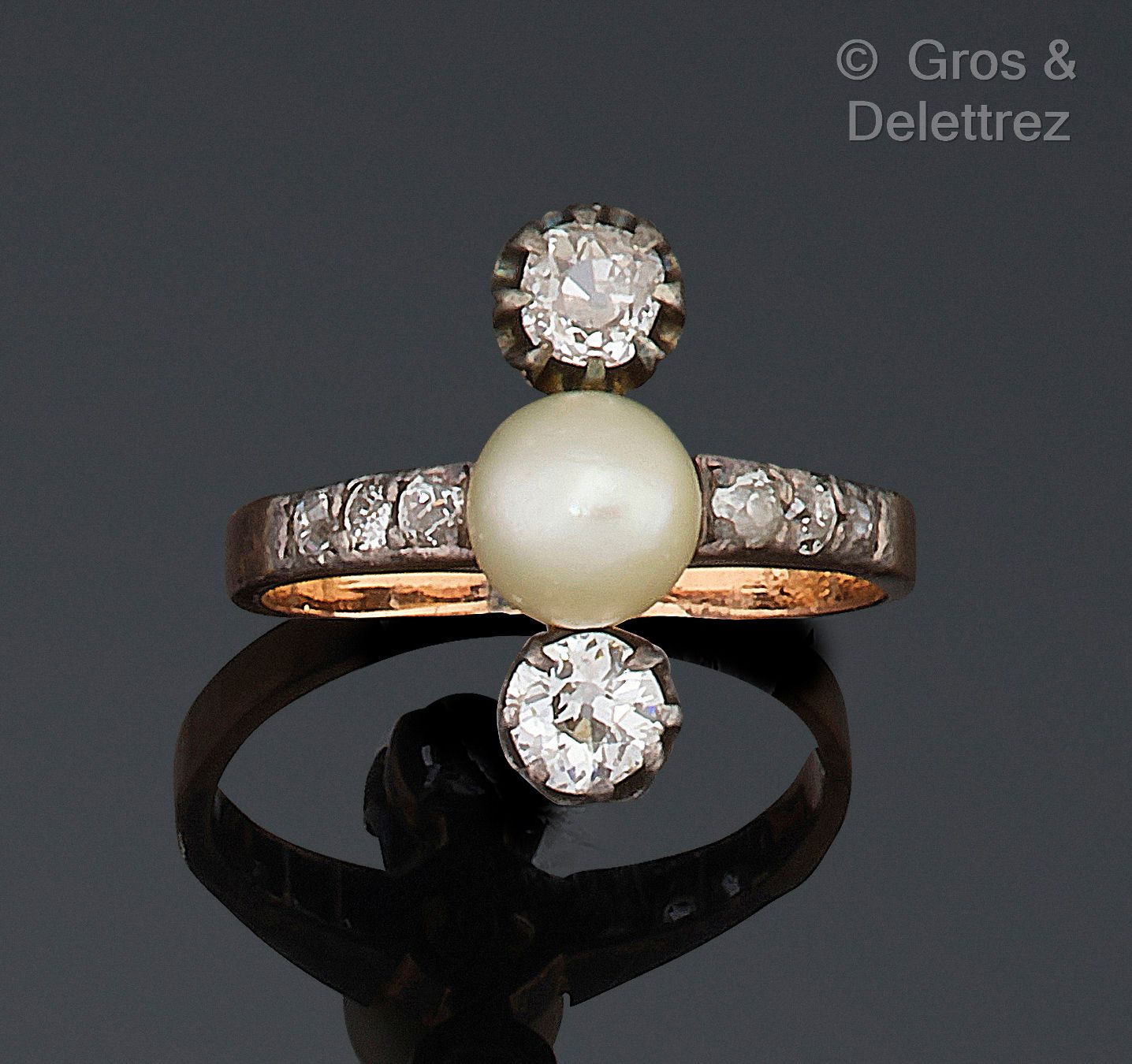 Null 75万分之一的金戒指和80万分之一的银戒指，在两颗古老的钻石之间装饰着一颗白色的文化珍珠，肩上有更小的钻石。19世纪的作品。转指：52。毛重：3.2克&hellip;