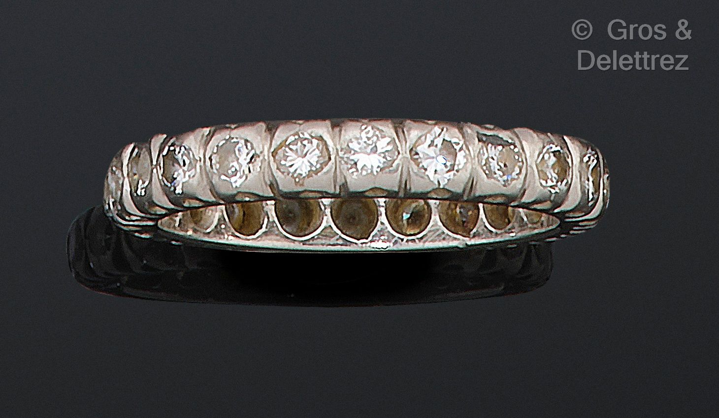Null 铂金95万分之一的美国结婚戒指，镶嵌明亮式切割钻石。法国的工作。转指：50。宽度：3毫米。毛重：3.6克。(缺少材料）。