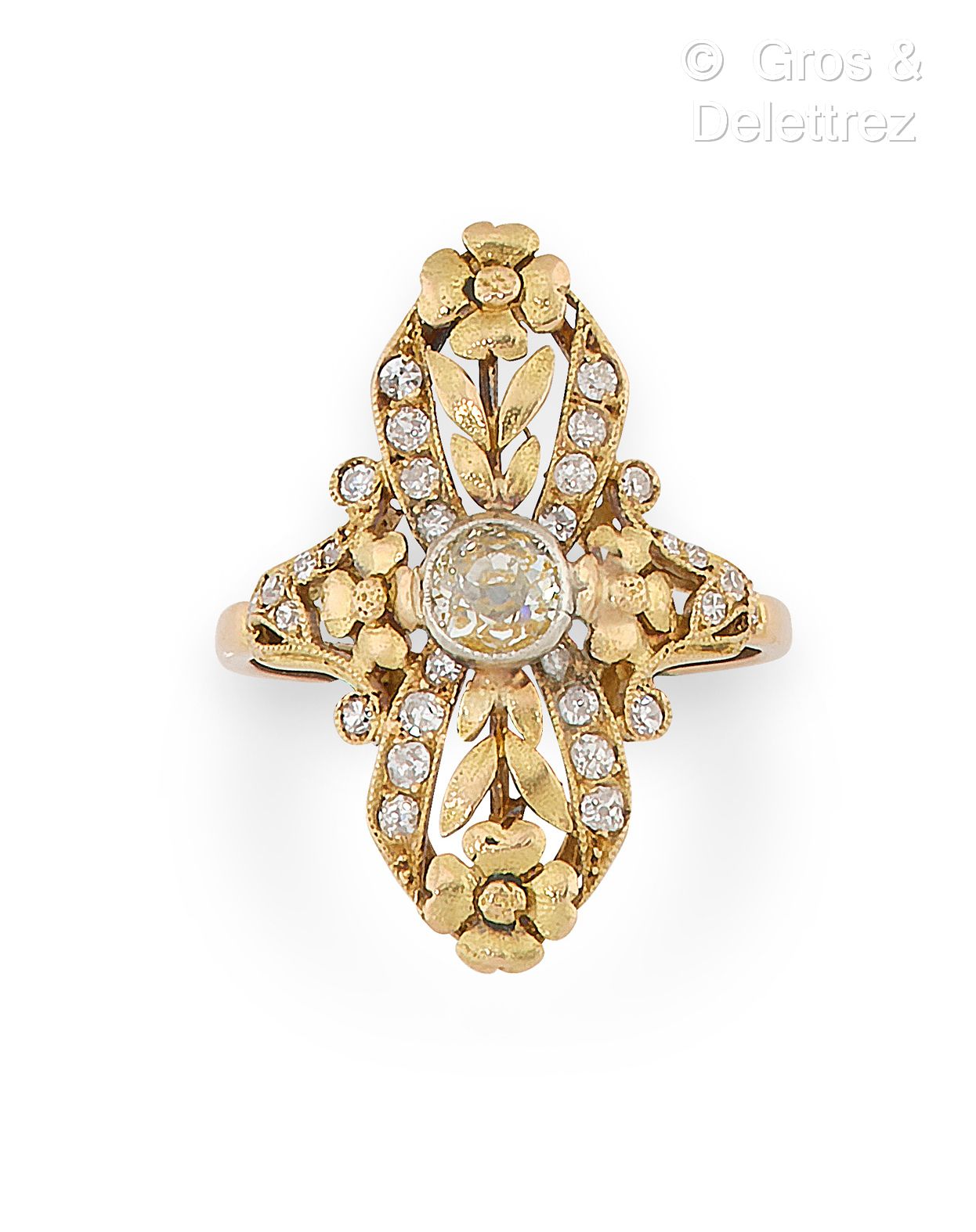 Null 黄金戒指75万分之一，银戒指80万分之一，有鲜花和花环的装饰，中心有一颗封闭式的老式钻石装饰，边上有8/8大小的钻石。1900年左右。手指大小：54。&hellip;