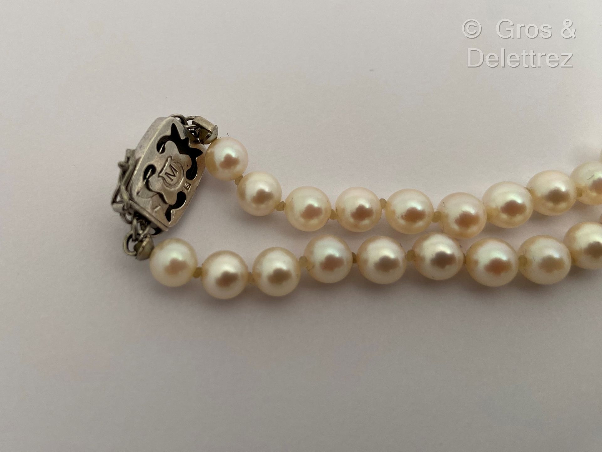 MIKIMOTO Sautoir choker d’un rang de perles de culture blanches, fermoir en arge&hellip;