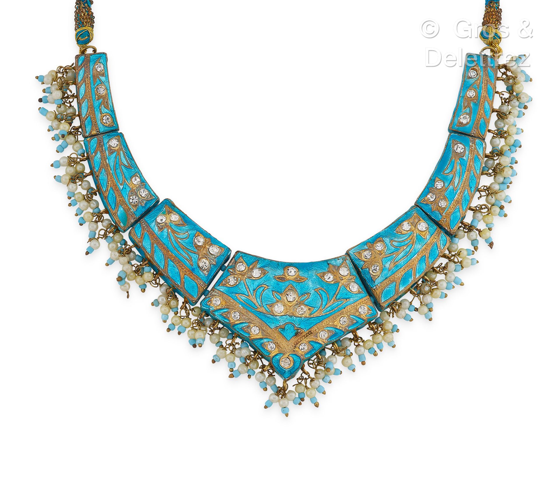 Null 金属和复合材料制成的项链，玑镂和蓝色珐琅，用水钻，仿珍珠和彩色玻璃珠加强。印度的工作。